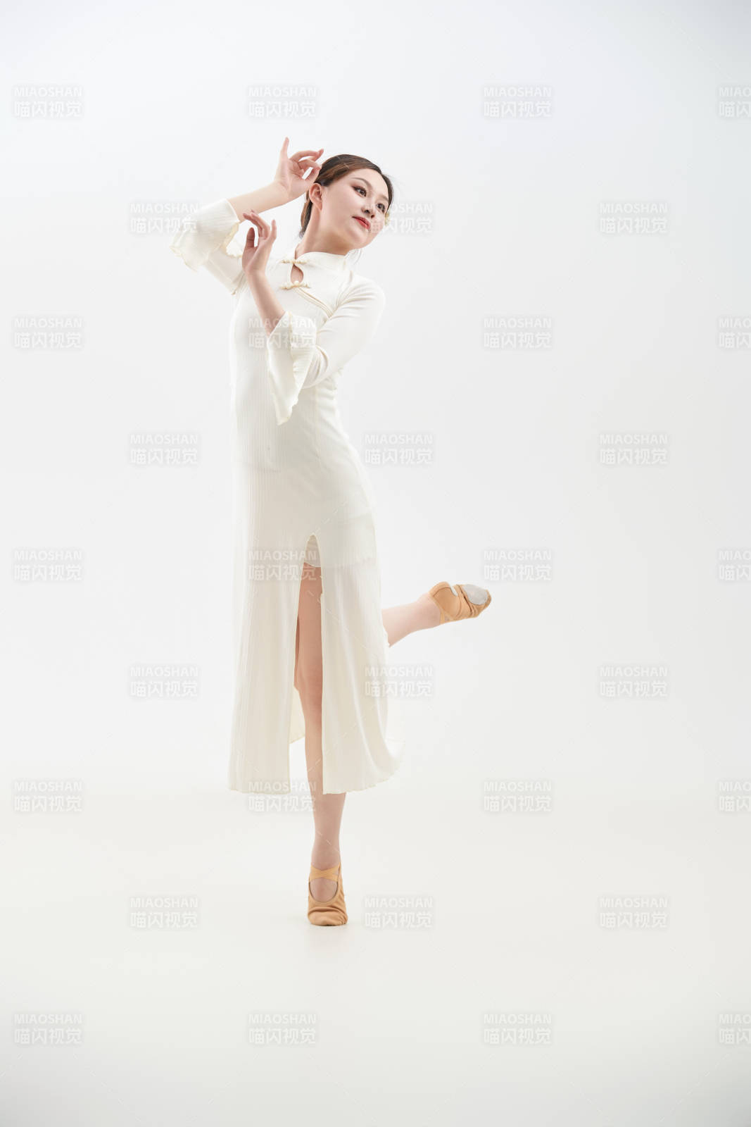 穿著白色旗袍頭戴絹花的跳古典舞的少女