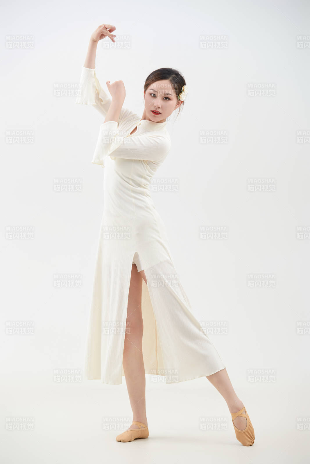 穿著白色旗袍頭戴絹花的跳古典舞的少女