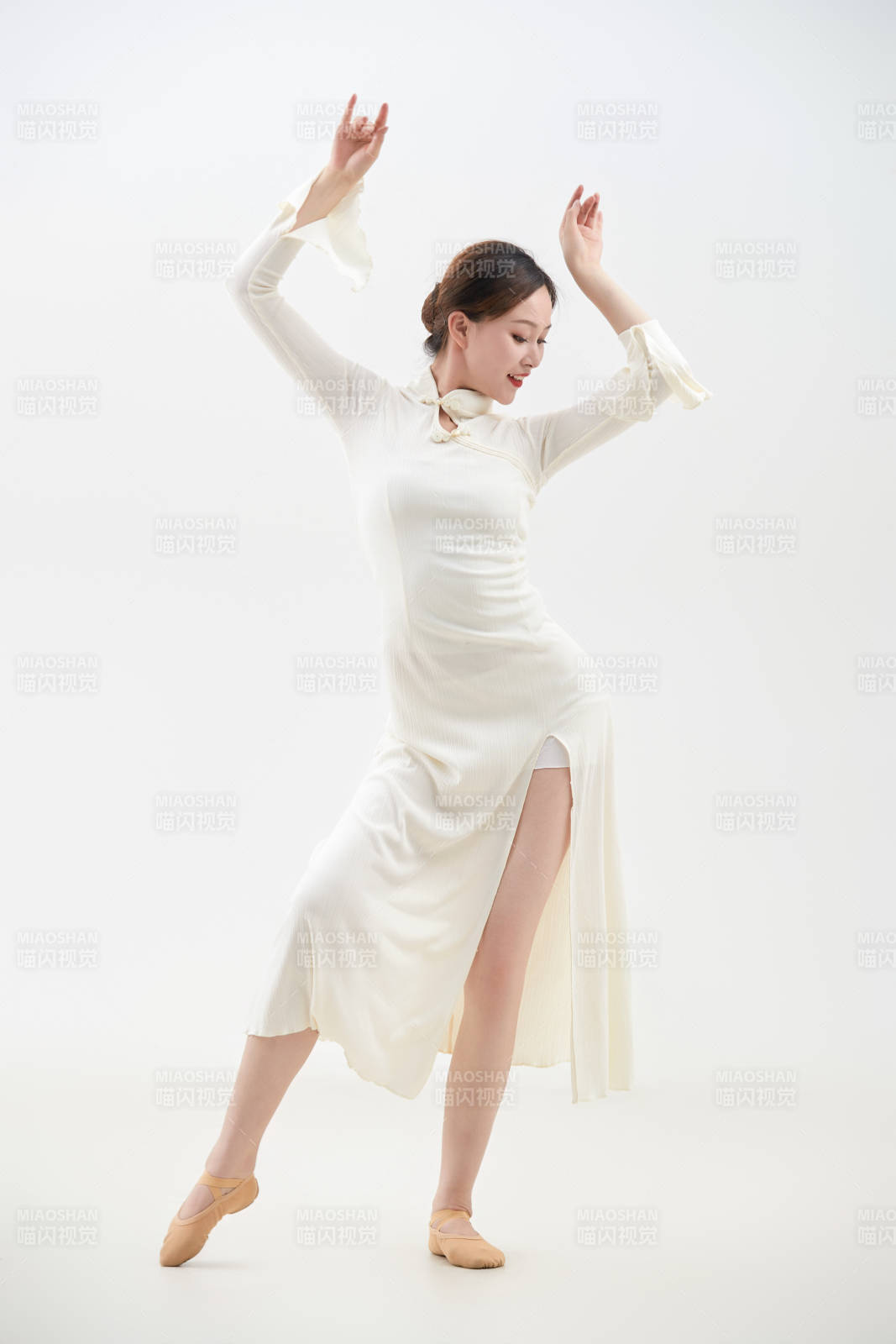 穿著白色旗袍頭戴絹花的跳古典舞的少女