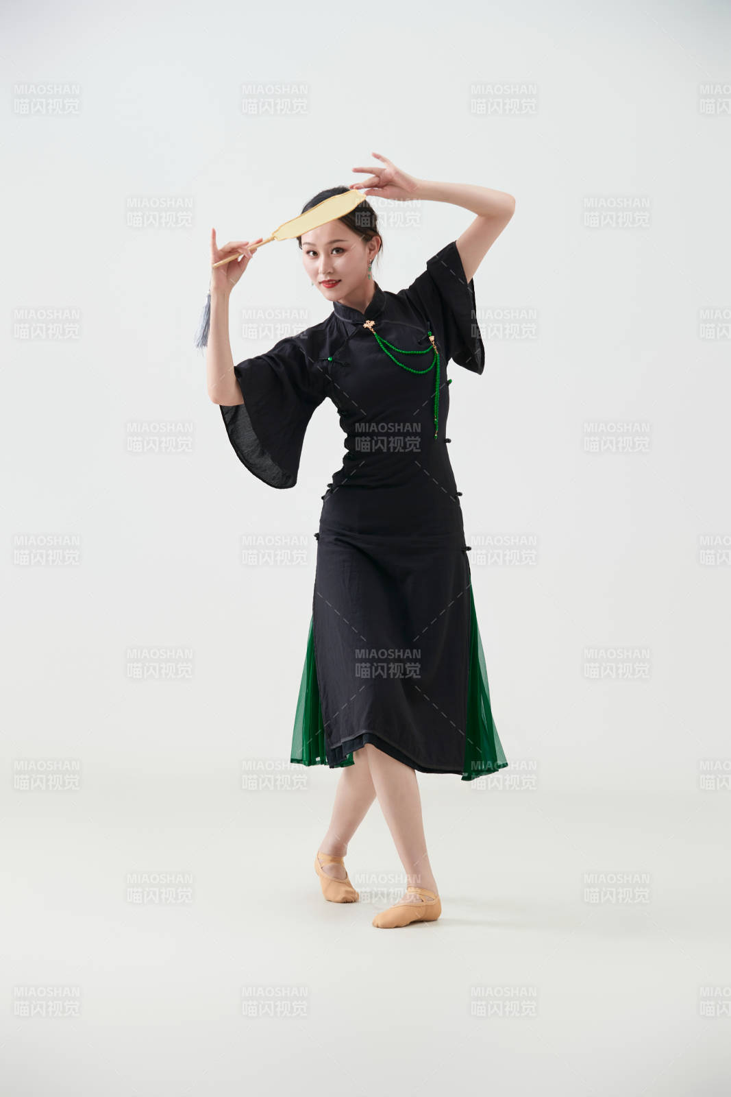 穿著中式旗袍翩翩舞蹈的亞洲少女舞者