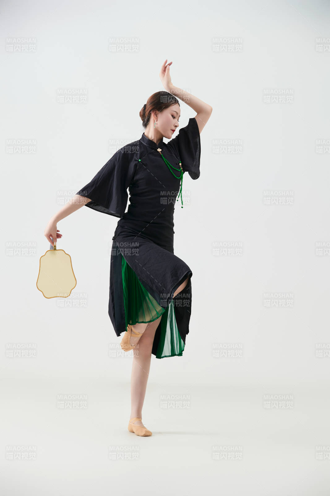 穿著中式旗袍翩翩舞蹈的亞洲少女舞者