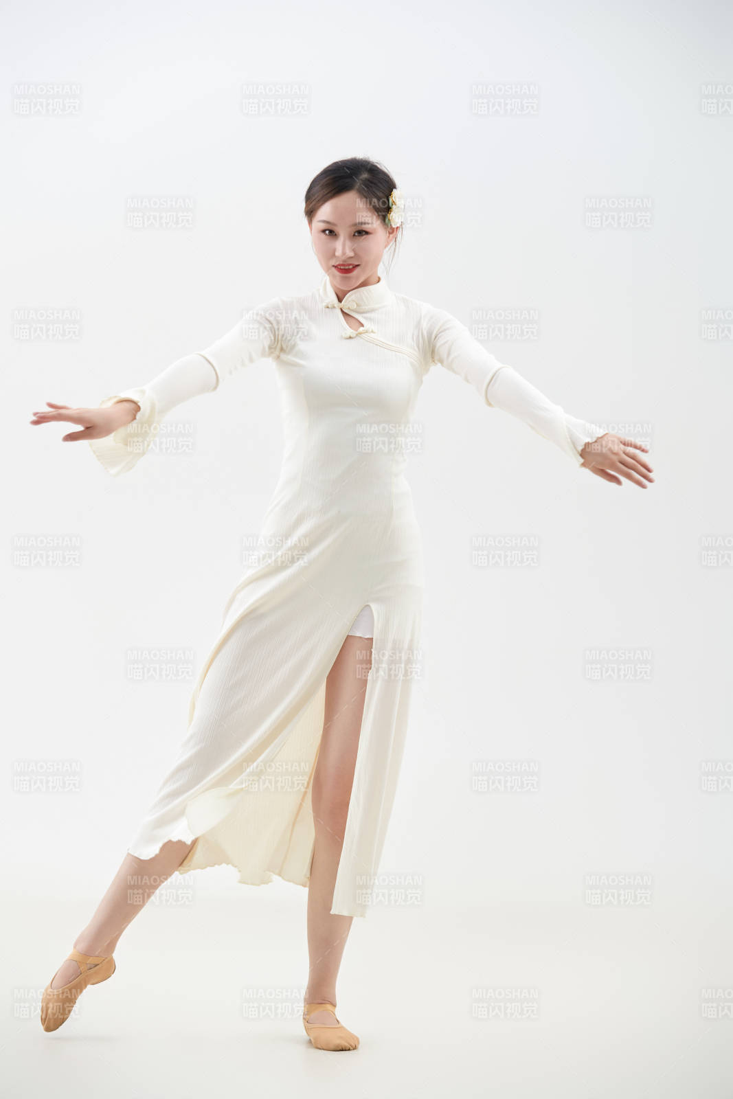 穿著白色旗袍頭戴絹花的跳古典舞的少女