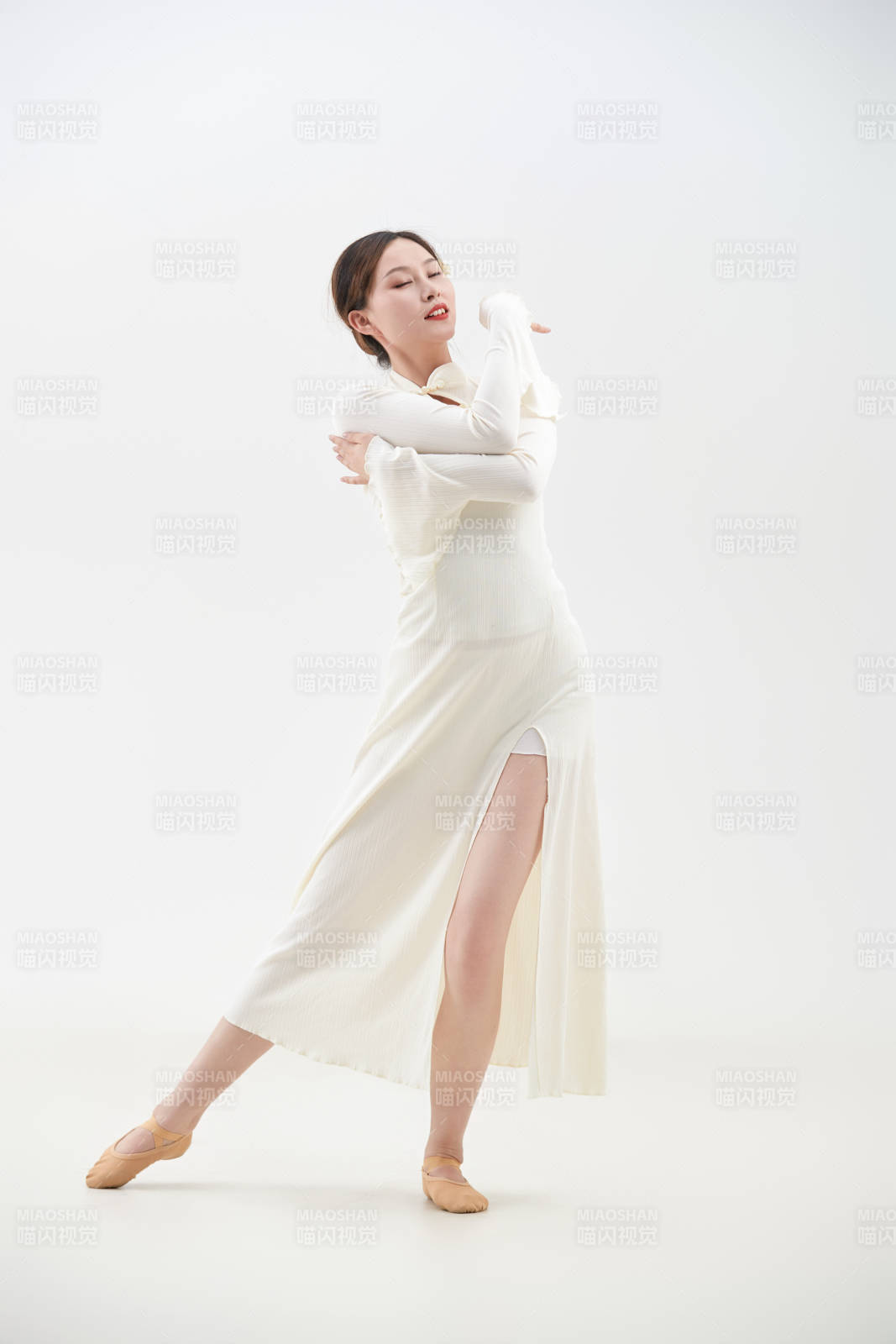 穿著白色旗袍頭戴絹花的跳古典舞的少女