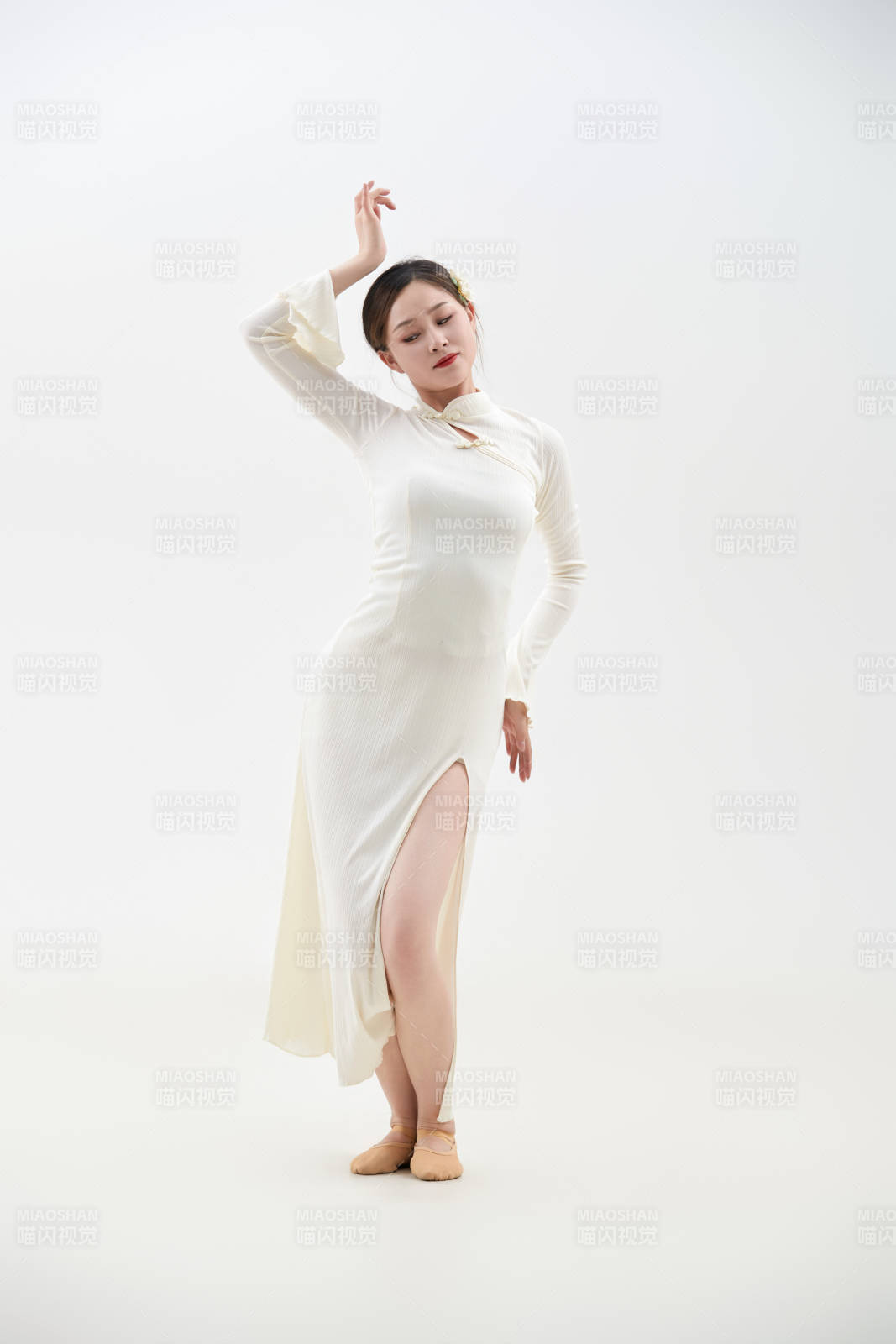 穿著白色旗袍頭戴絹花的跳古典舞的少女