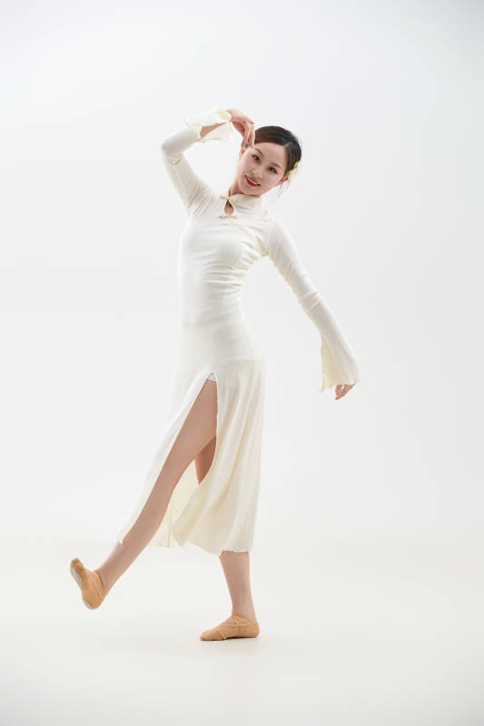 穿着白色旗袍头戴绢花的跳古典舞的少女