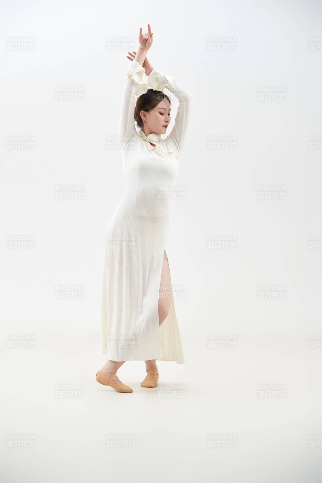 穿著白色旗袍頭戴絹花的跳古典舞的少女