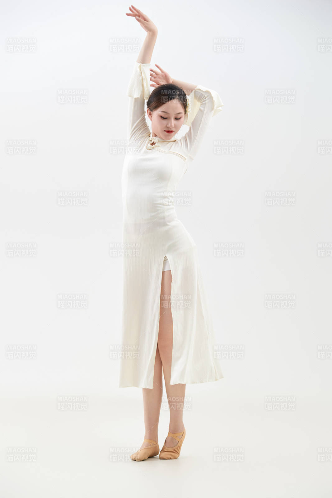 穿著白色旗袍頭戴絹花的跳古典舞的少女