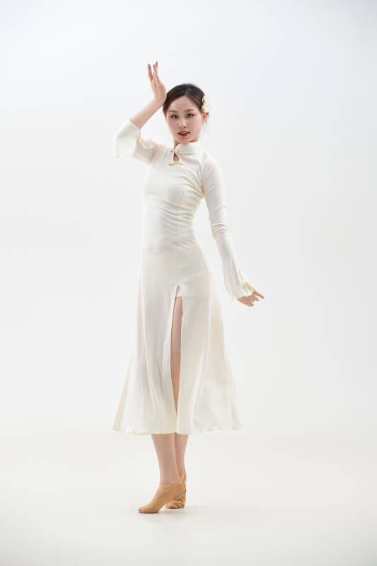 穿着白色旗袍头戴绢花的跳古典舞的少女