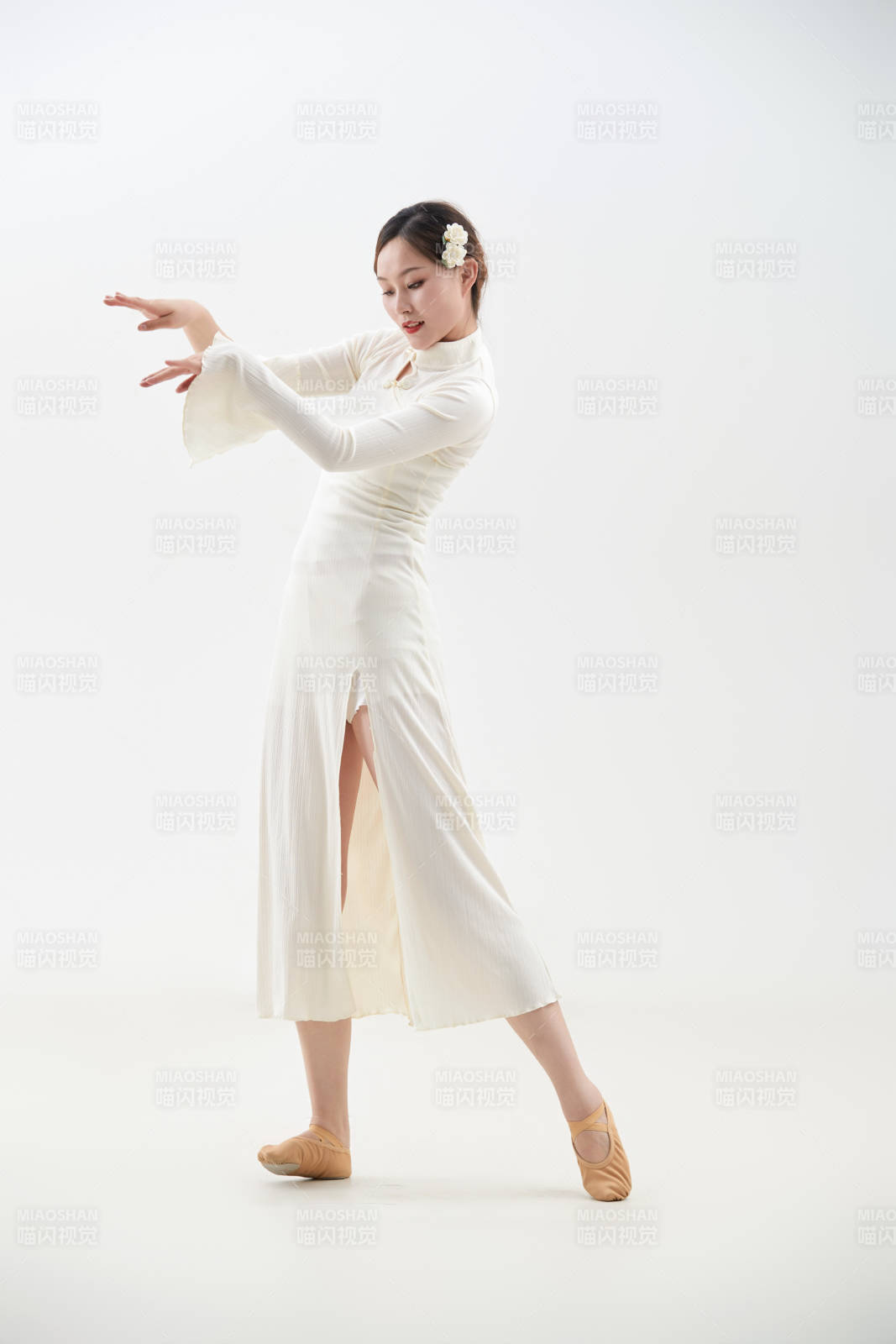穿著白色旗袍頭戴絹花的跳古典舞的少女