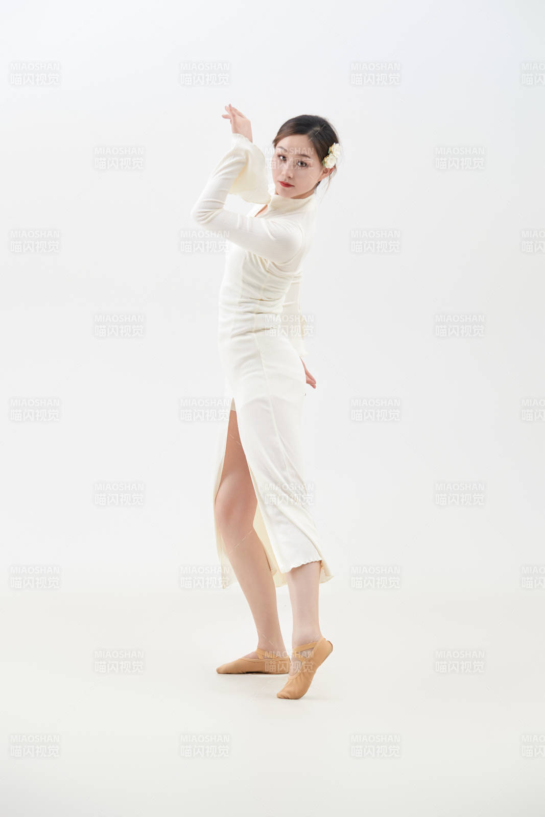 穿着白色旗袍头戴绢花的跳古典舞的少女