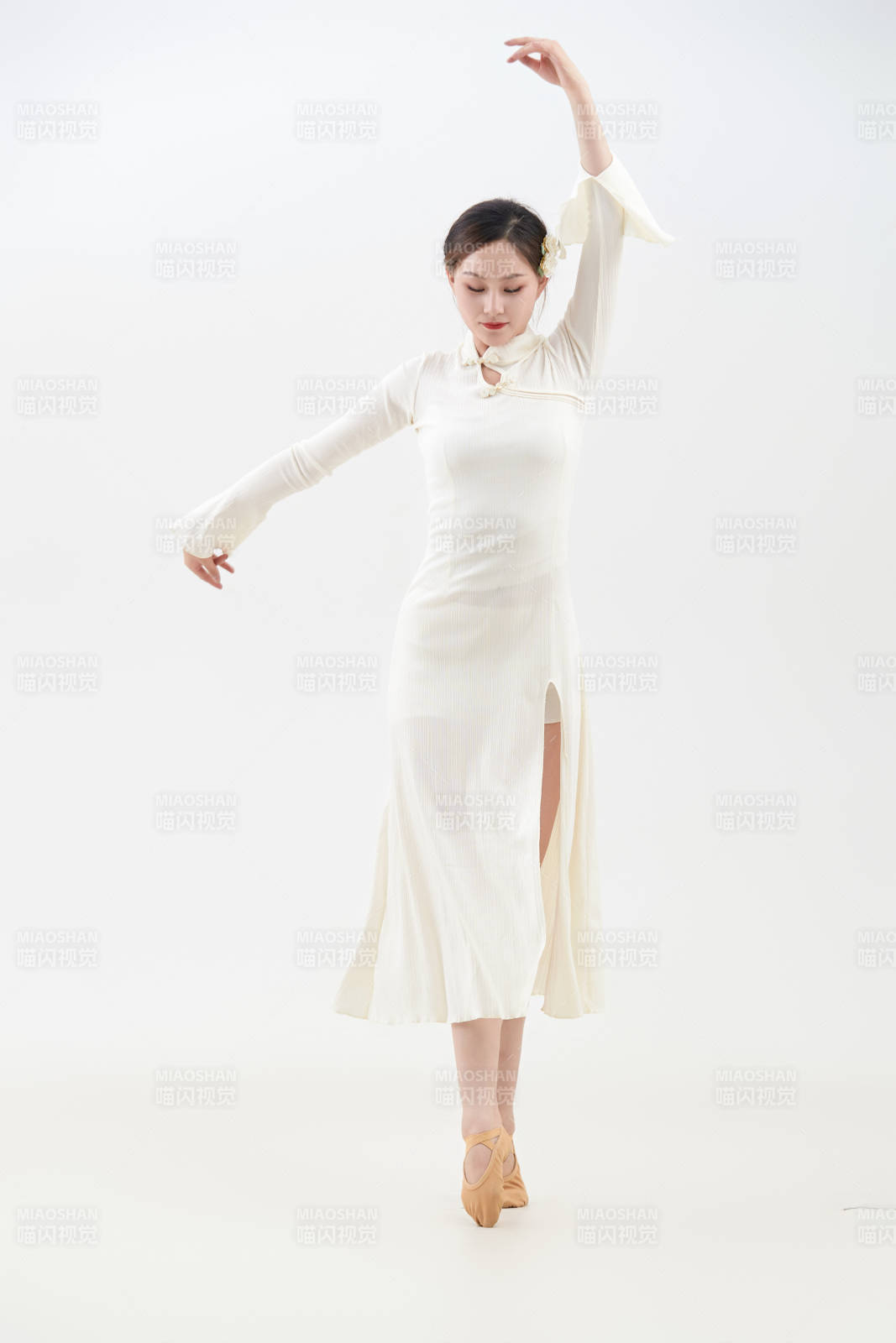 穿着白色旗袍头戴绢花的跳古典舞的少女图片