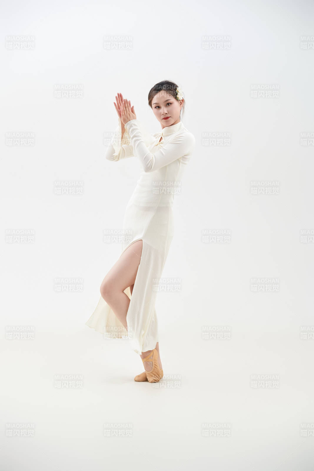 穿著白色旗袍頭戴絹花的跳古典舞的少女