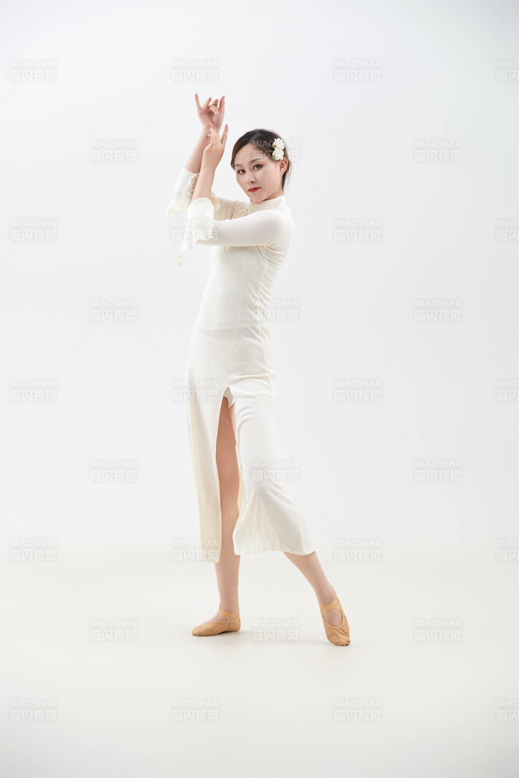 穿著白色旗袍頭戴絹花的跳古典舞的少女