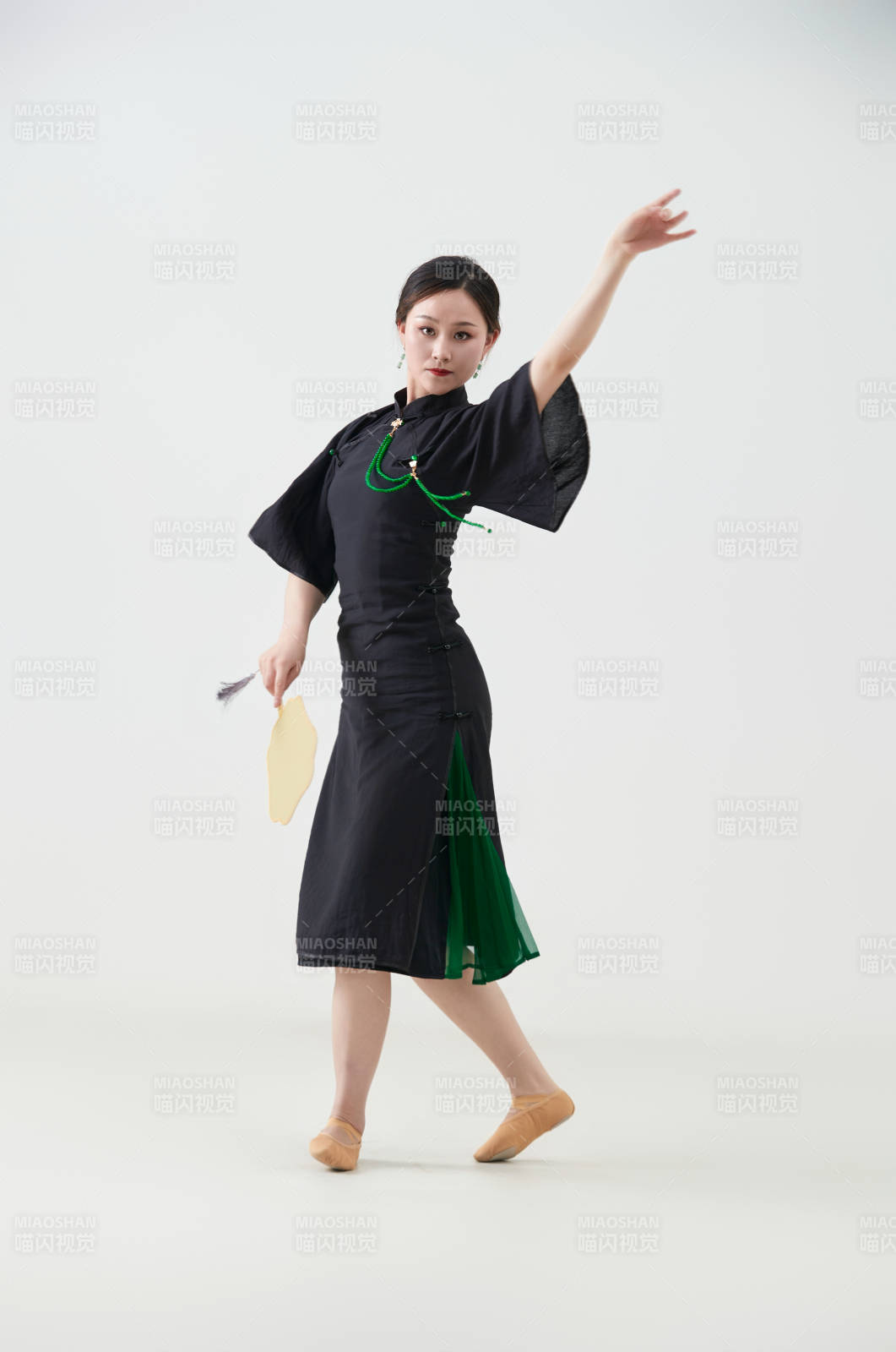 穿著中式旗袍翩翩舞蹈的亞洲少女舞者