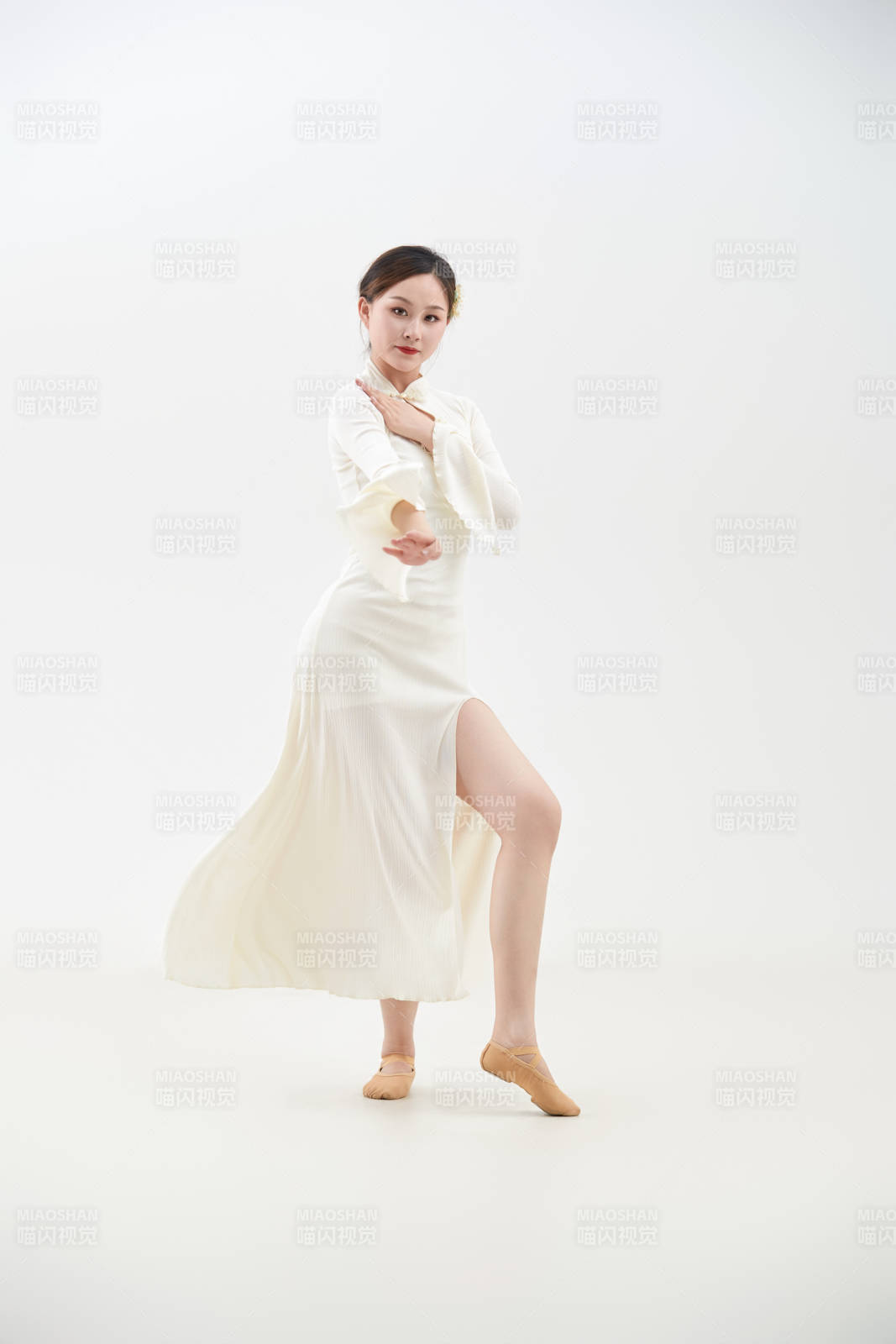 穿著白色旗袍頭戴絹花的跳古典舞的少女