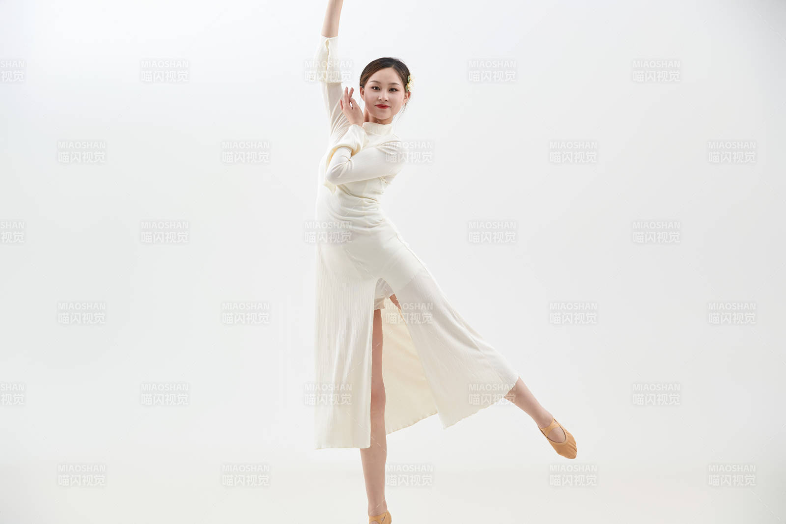 穿著白色旗袍頭戴絹花的跳古典舞的少女