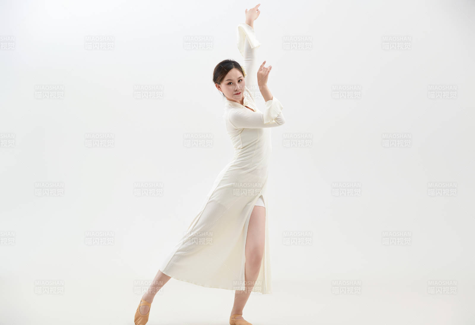 穿著白色旗袍頭戴絹花的跳古典舞的少女