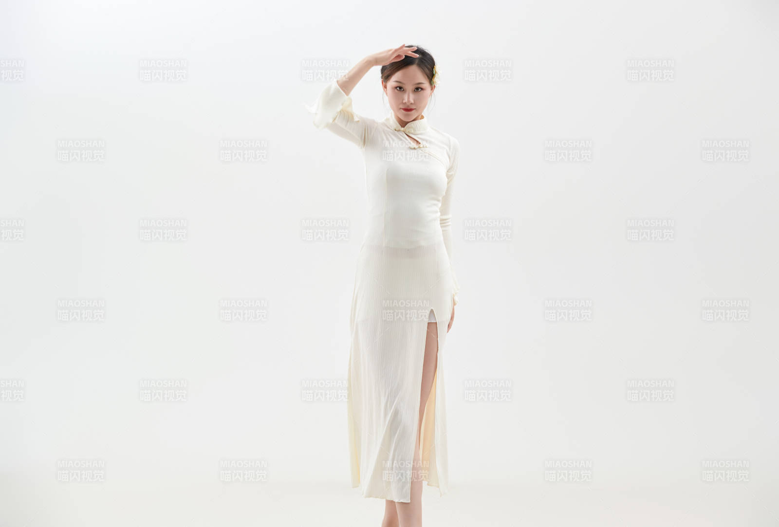 穿著白色旗袍頭戴絹花的跳古典舞的少女