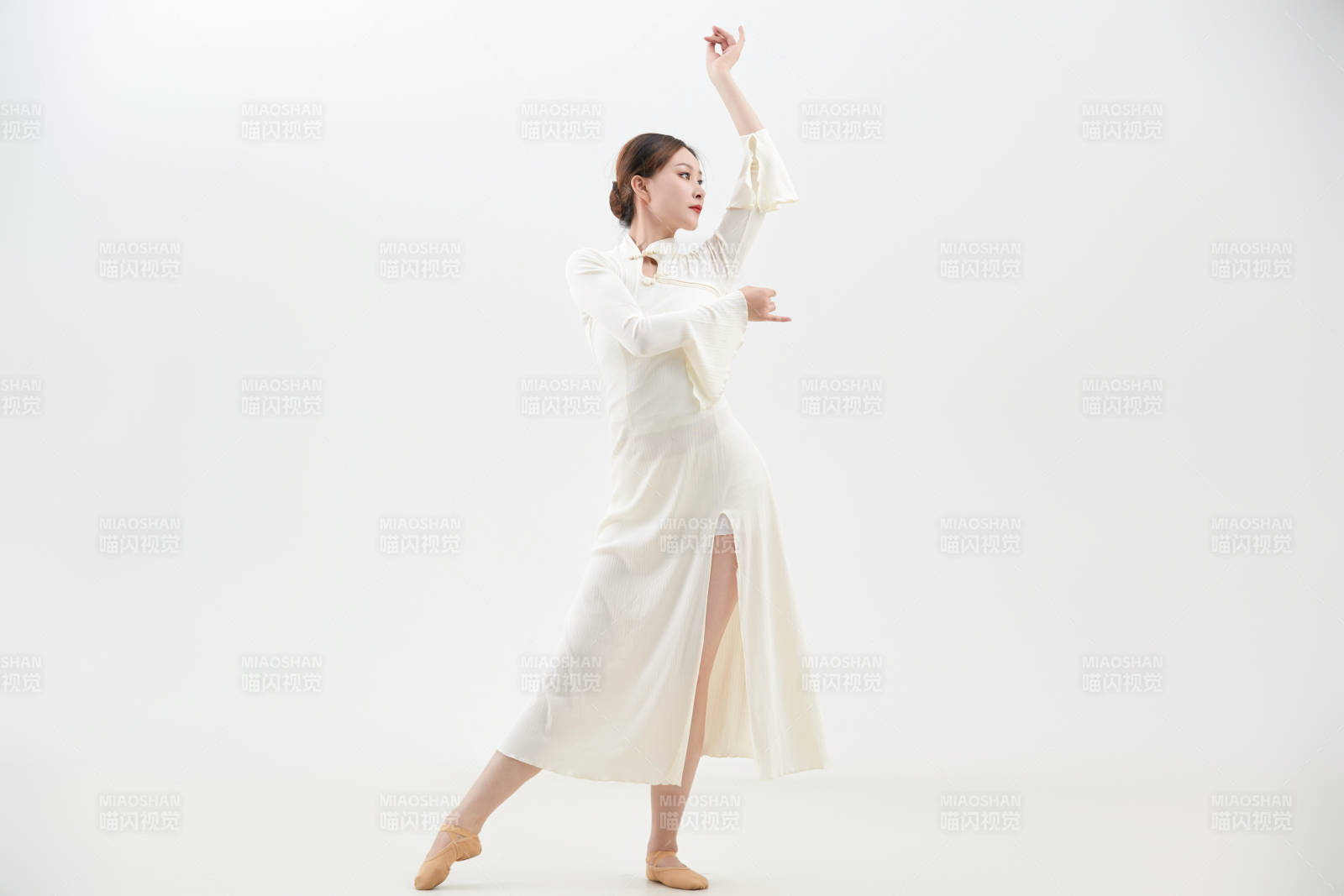 穿著白色旗袍頭戴絹花的跳古典舞的少女