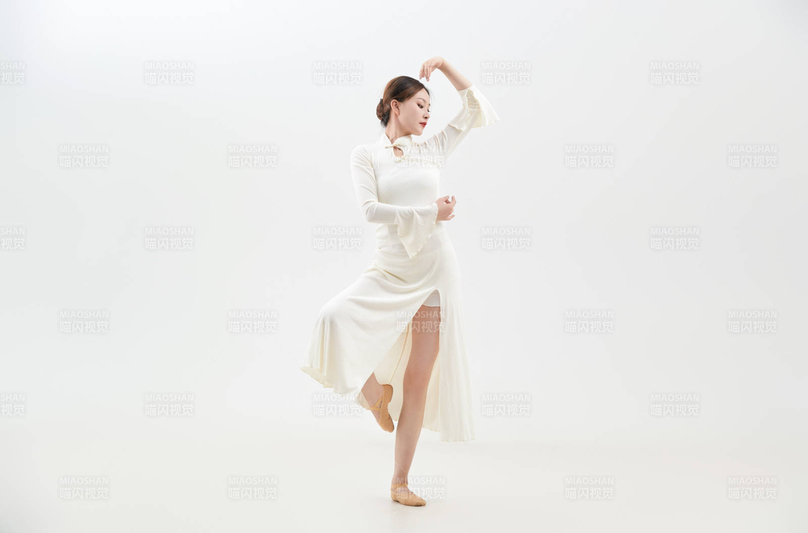 穿著白色旗袍頭戴絹花的跳古典舞的少女