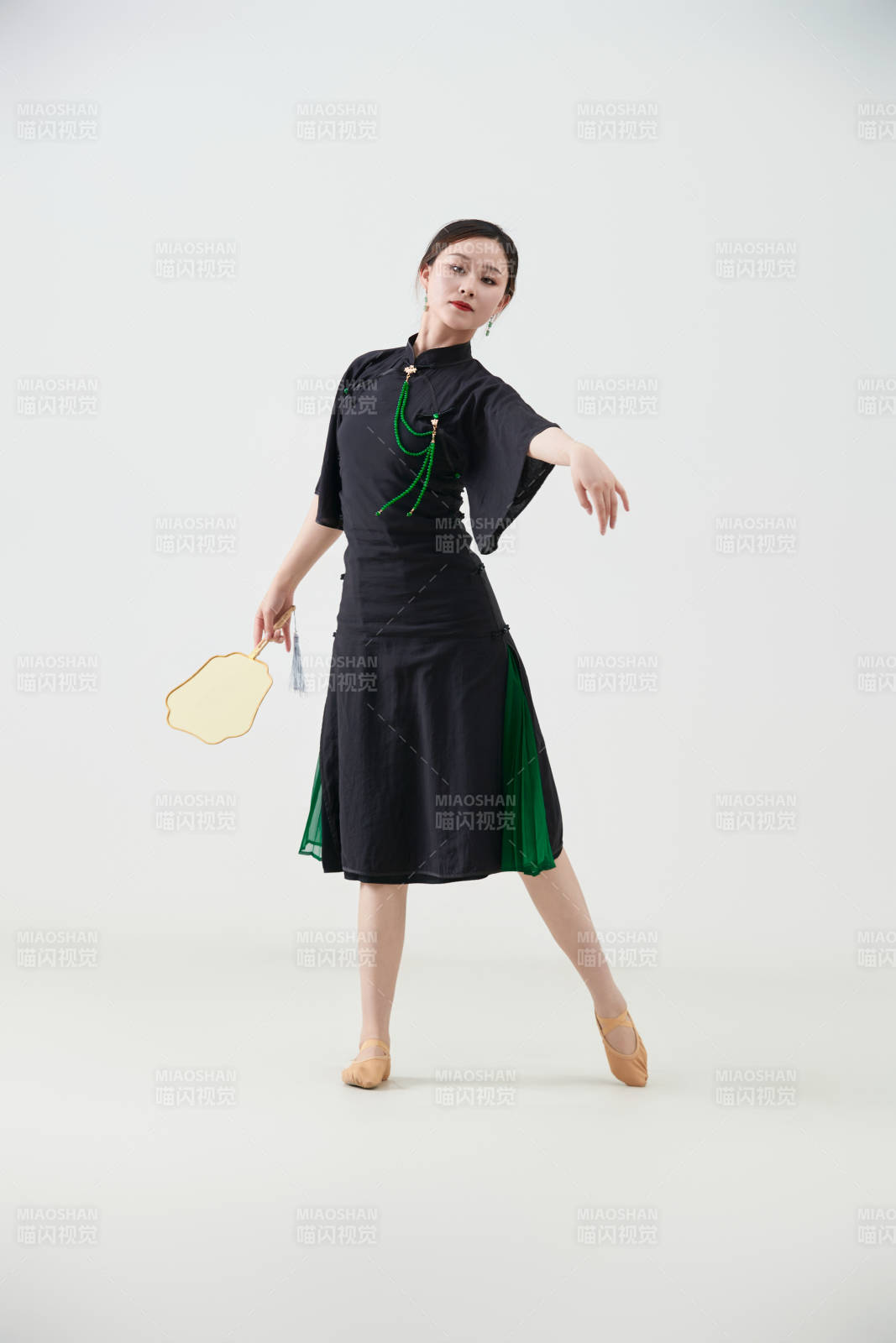 穿著中式旗袍翩翩舞蹈的亞洲少女舞者