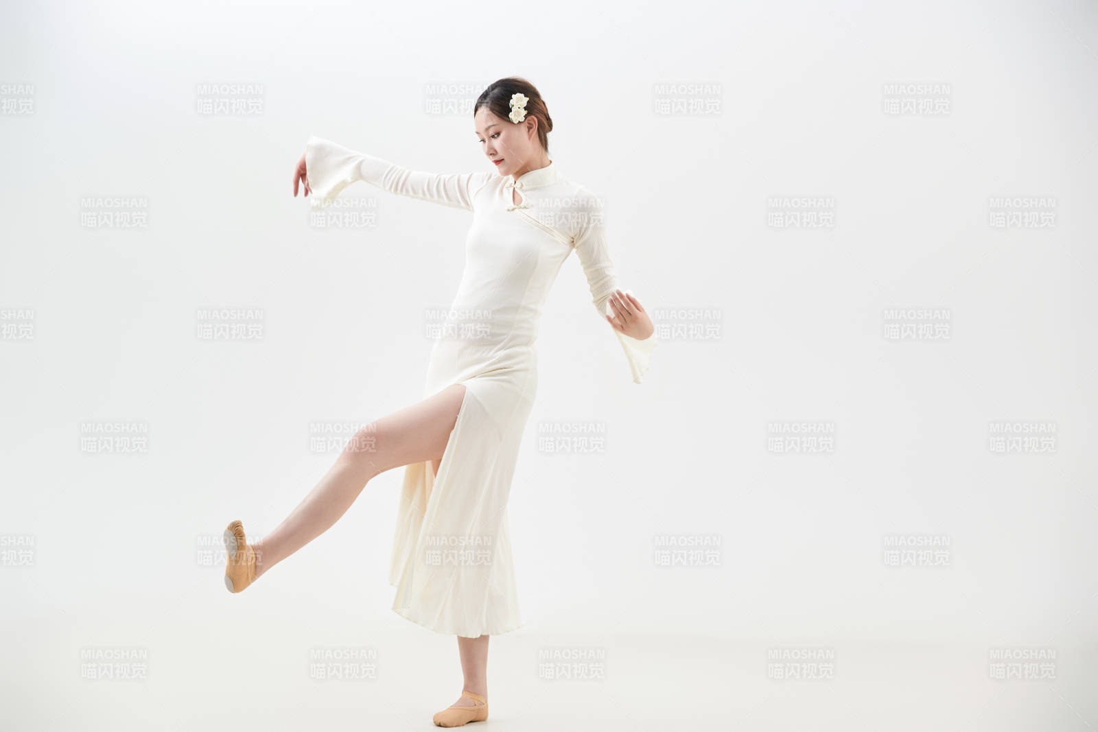 穿著白色旗袍頭戴絹花的跳古典舞的少女