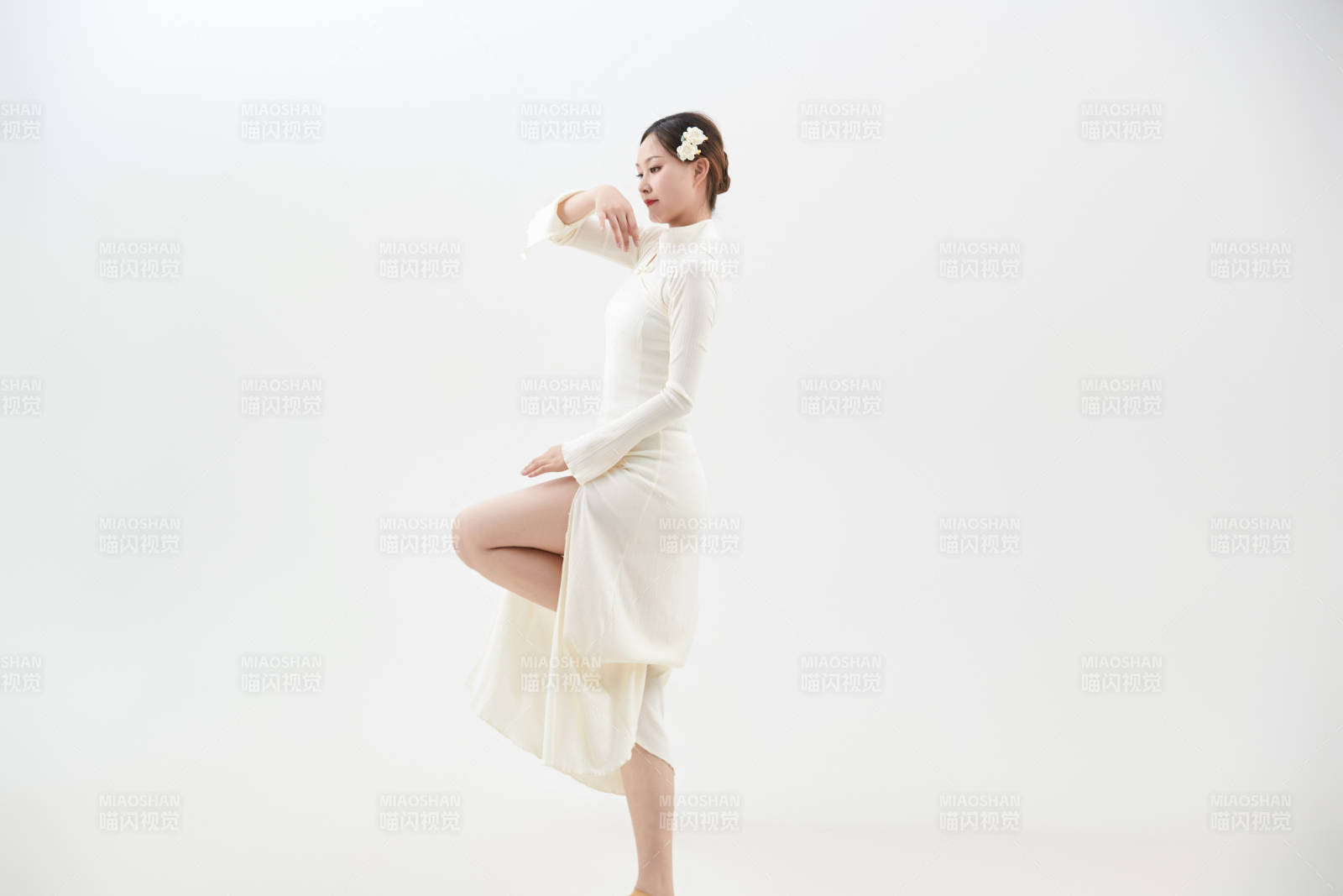 穿著白色旗袍頭戴絹花的跳古典舞的少女