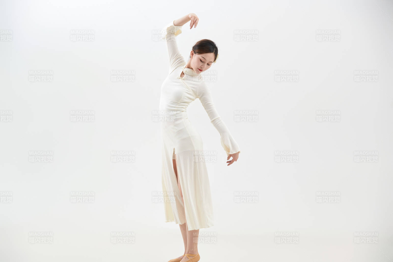 穿着白色旗袍头戴绢花的跳古典舞的少女