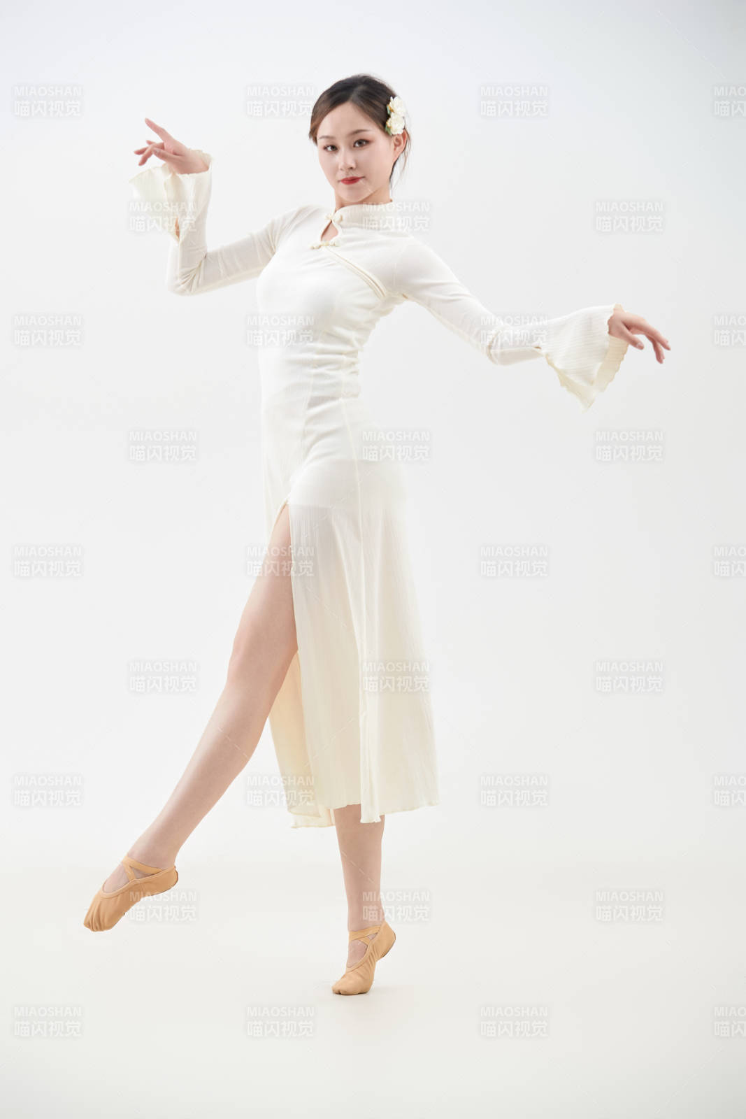 穿著白色旗袍頭戴絹花的跳古典舞的少女