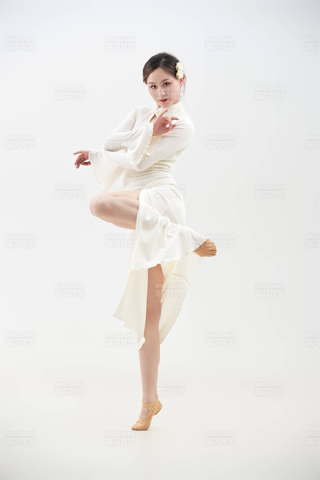 穿著白色旗袍頭戴絹花的跳古典舞的少女