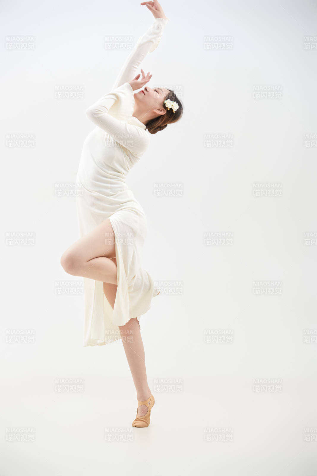 穿著白色旗袍頭戴絹花的跳古典舞的少女