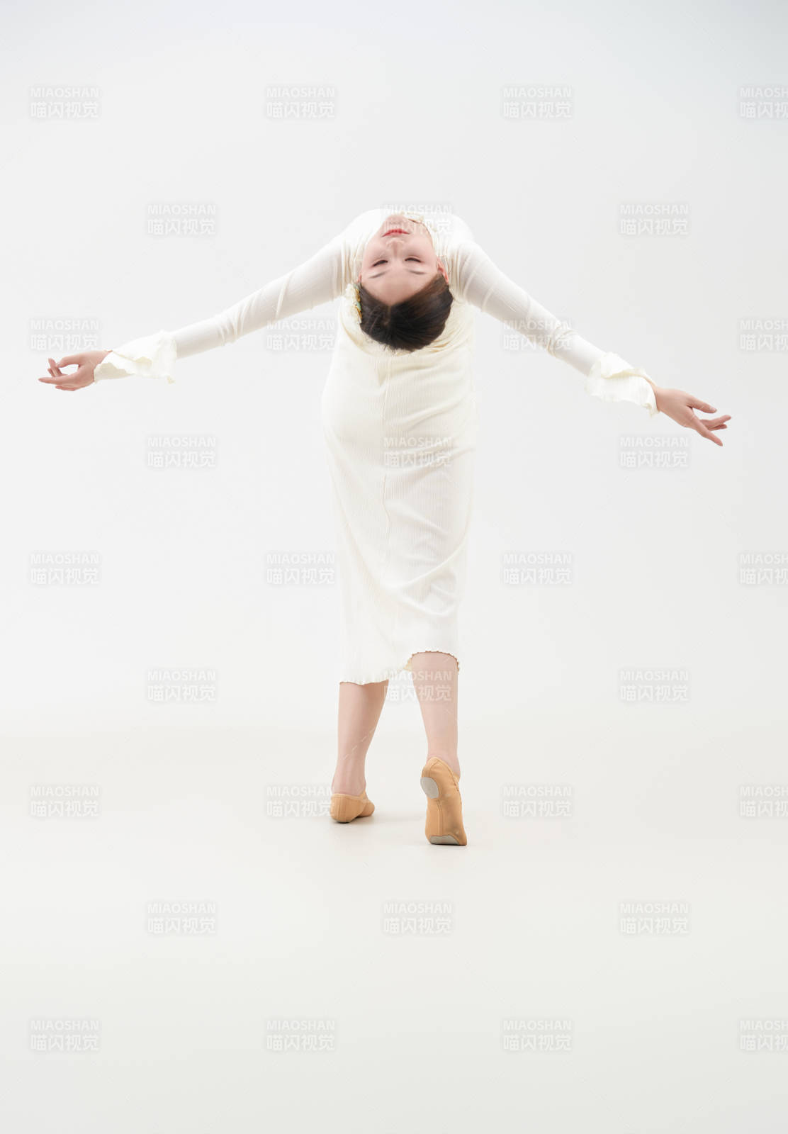 穿著白色旗袍頭戴絹花的跳古典舞的少女