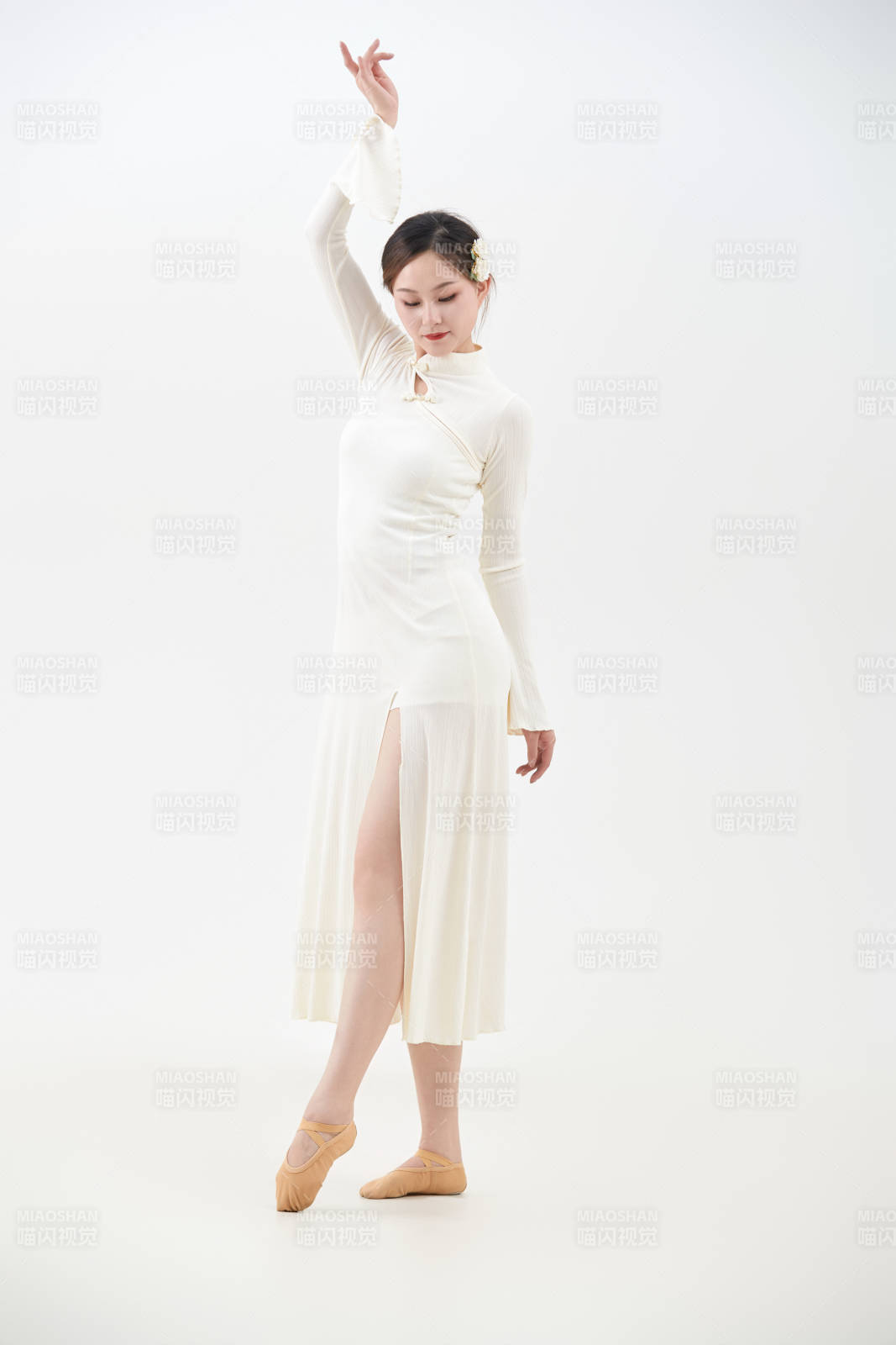 穿著白色旗袍頭戴絹花的跳古典舞的少女
