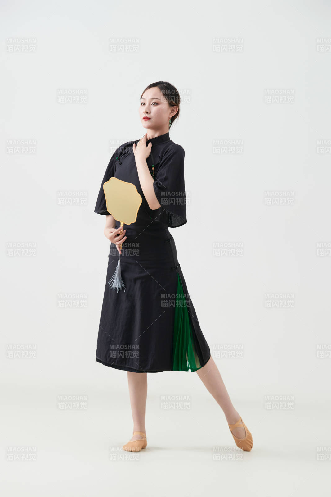 穿著中式旗袍翩翩舞蹈的亞洲少女舞者