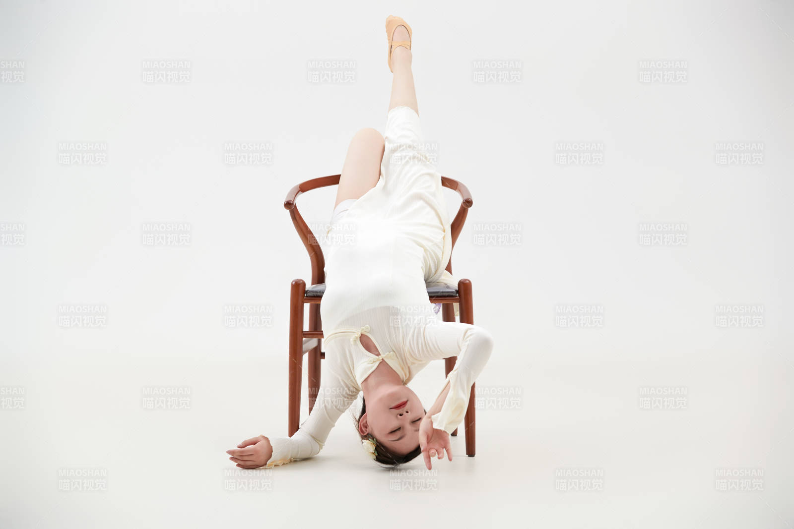 穿著白色旗袍頭戴絹花的跳古典舞的少女