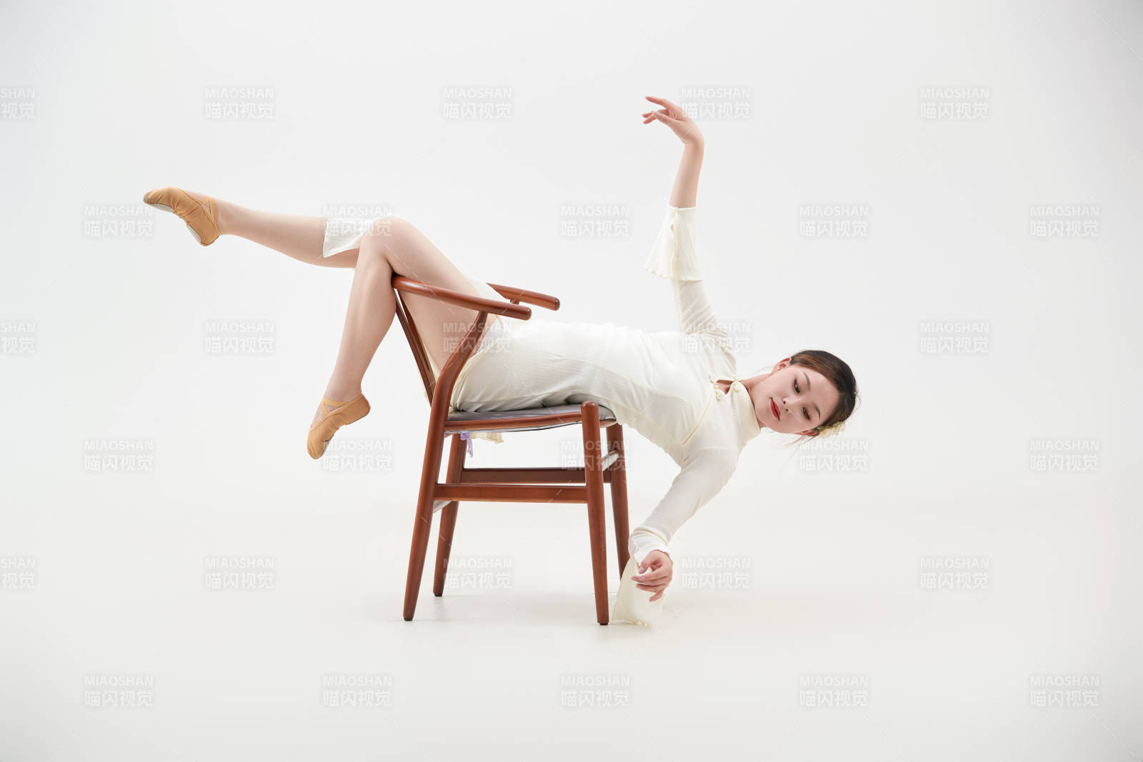 穿著白色旗袍頭戴絹花的跳古典舞的少女