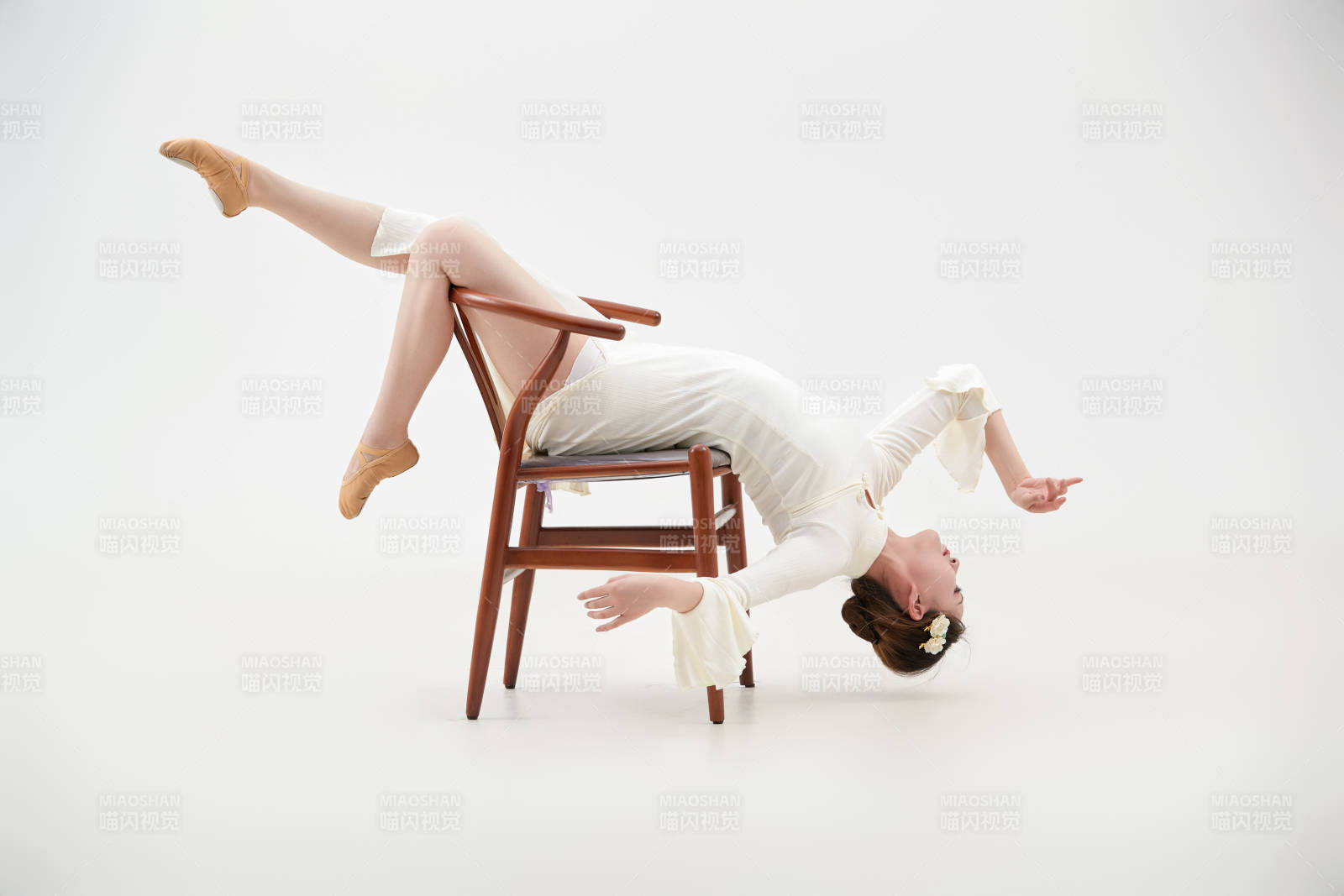 穿著白色旗袍頭戴絹花的跳古典舞的少女