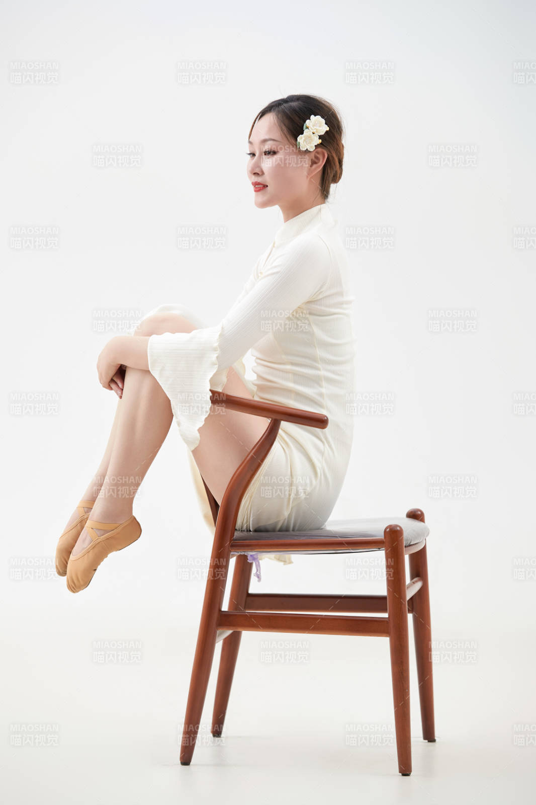 穿著白色旗袍頭戴絹花的跳古典舞的少女