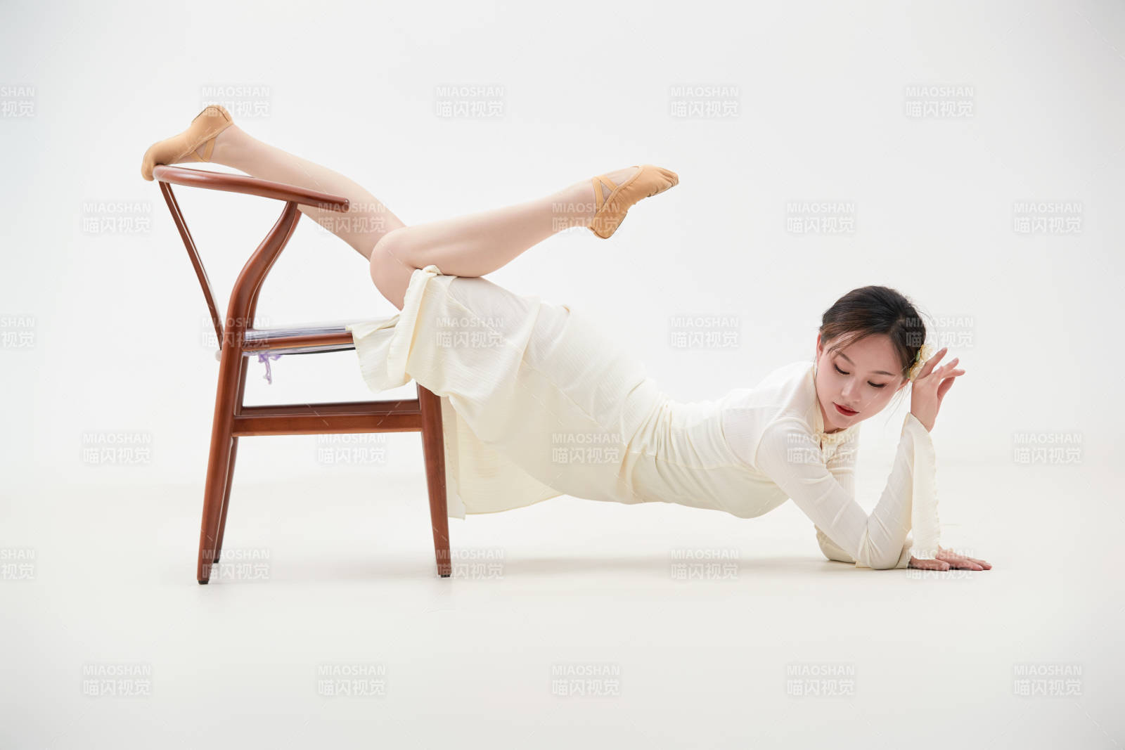 穿著白色旗袍頭戴絹花的跳古典舞的少女