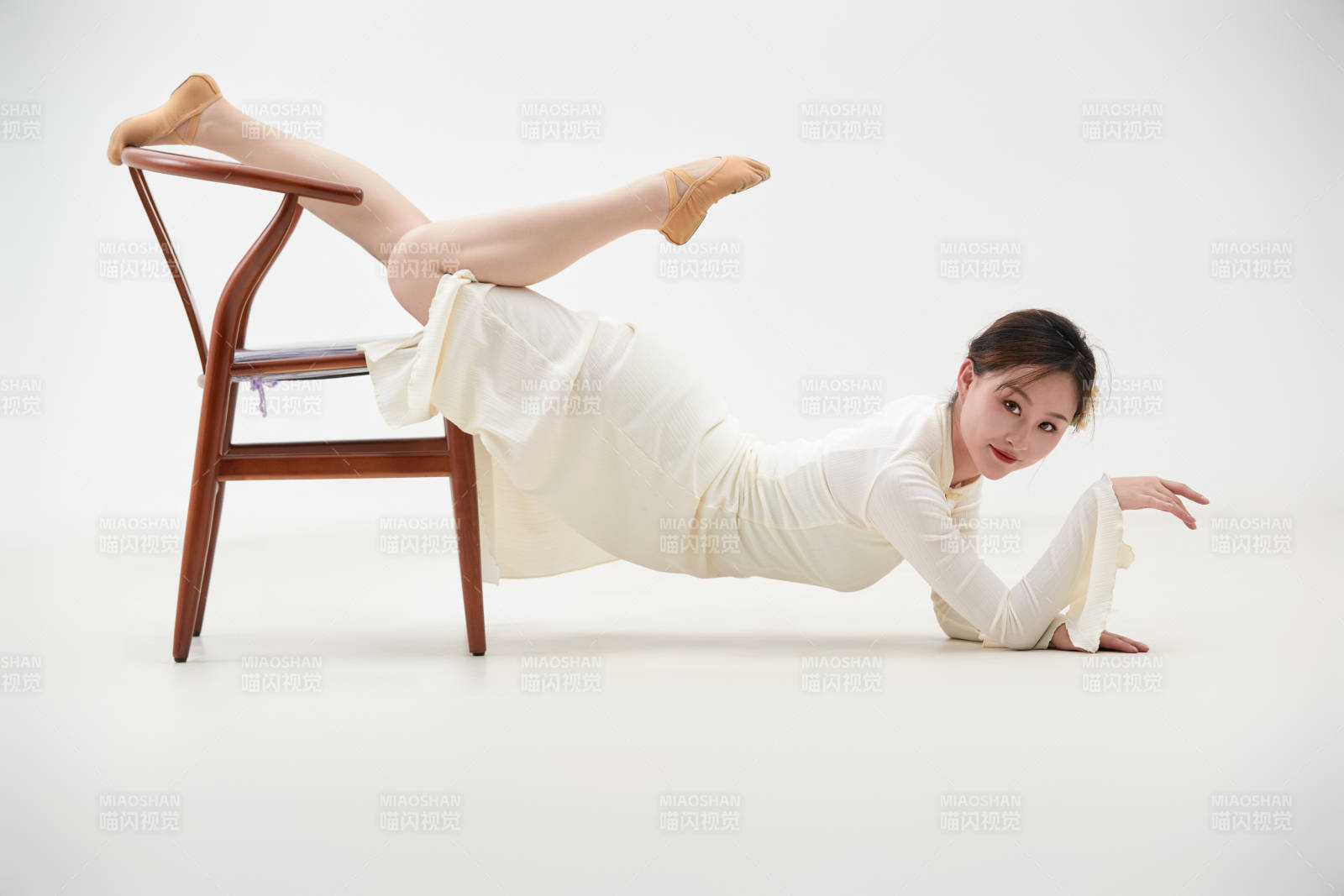 穿著白色旗袍頭戴絹花的跳古典舞的少女