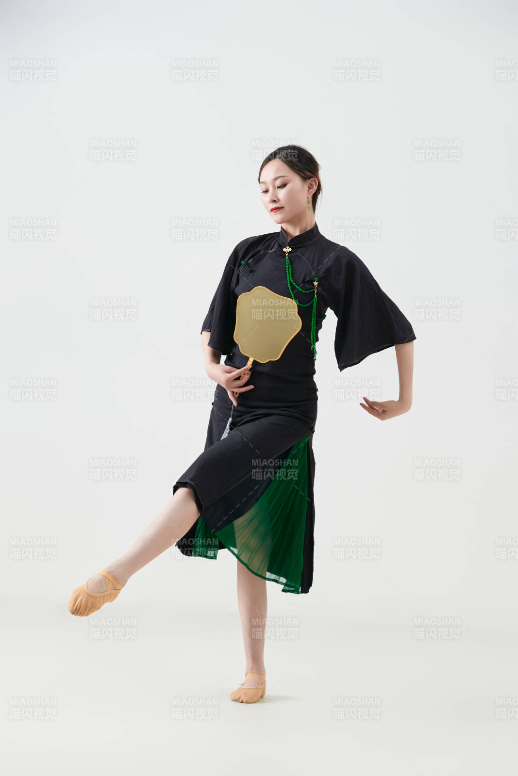 穿著中式旗袍翩翩舞蹈的亞洲少女舞者