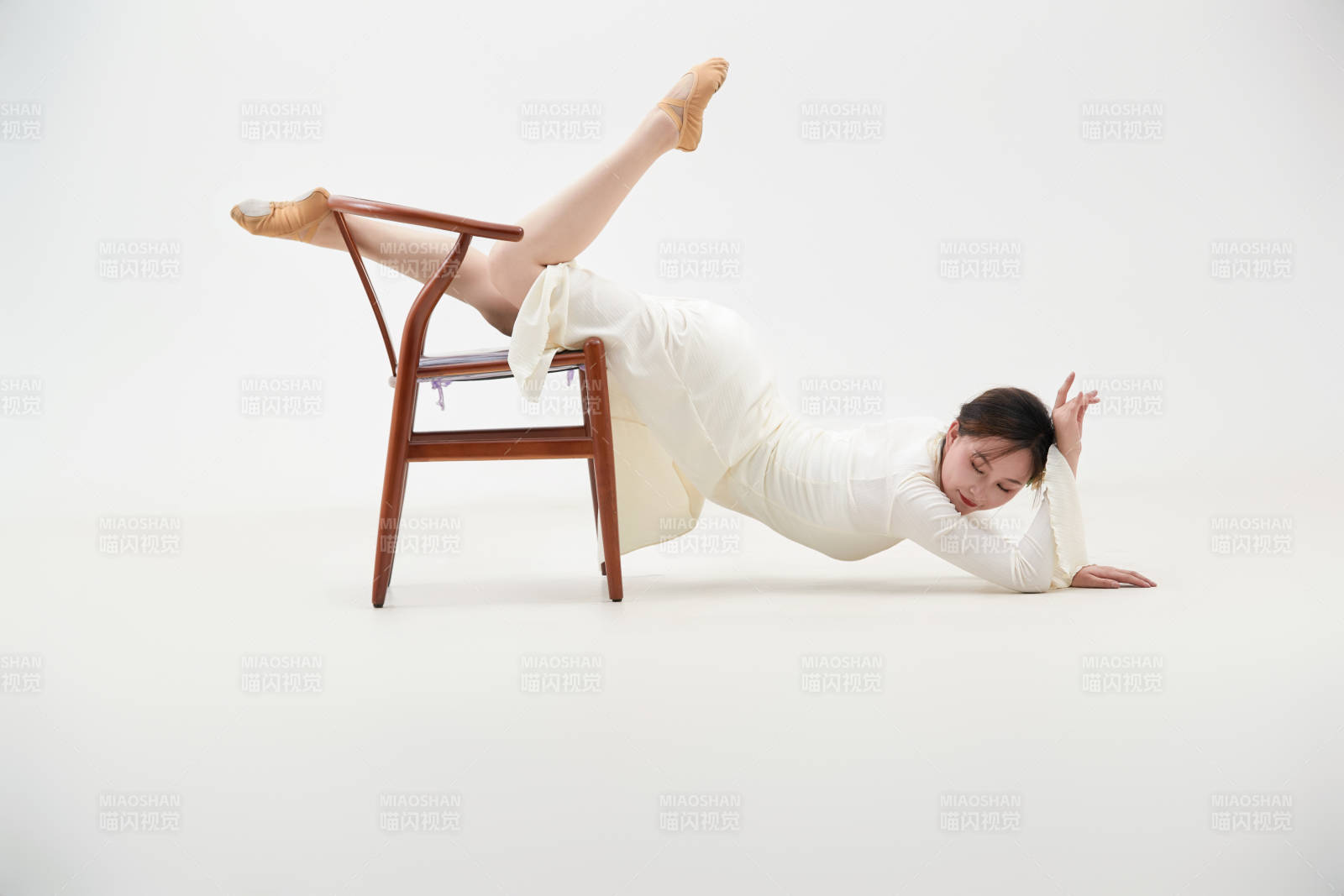 穿著白色旗袍頭戴絹花的跳古典舞的少女