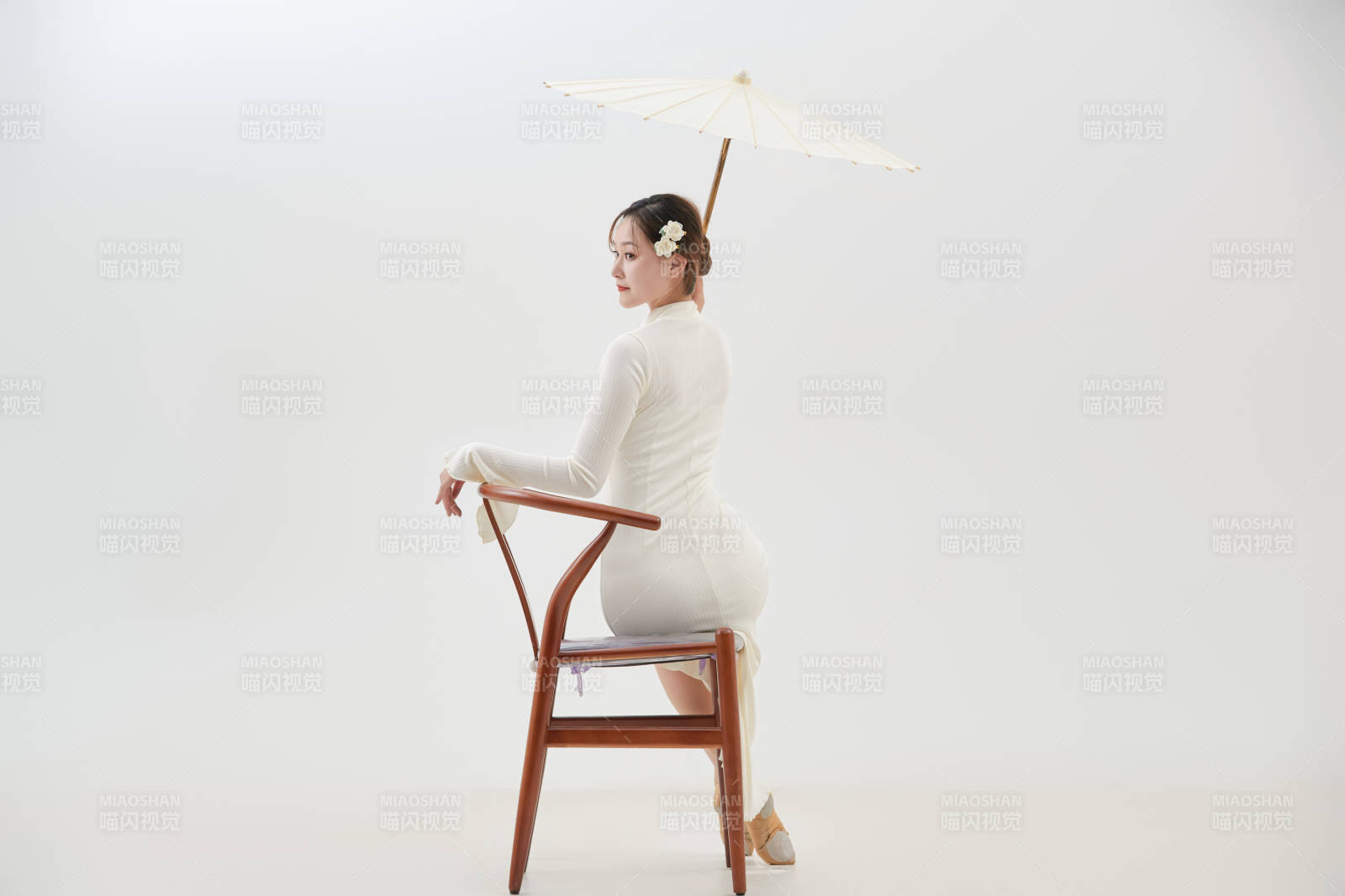 穿著白色旗袍頭戴絹花的跳古典舞的少女