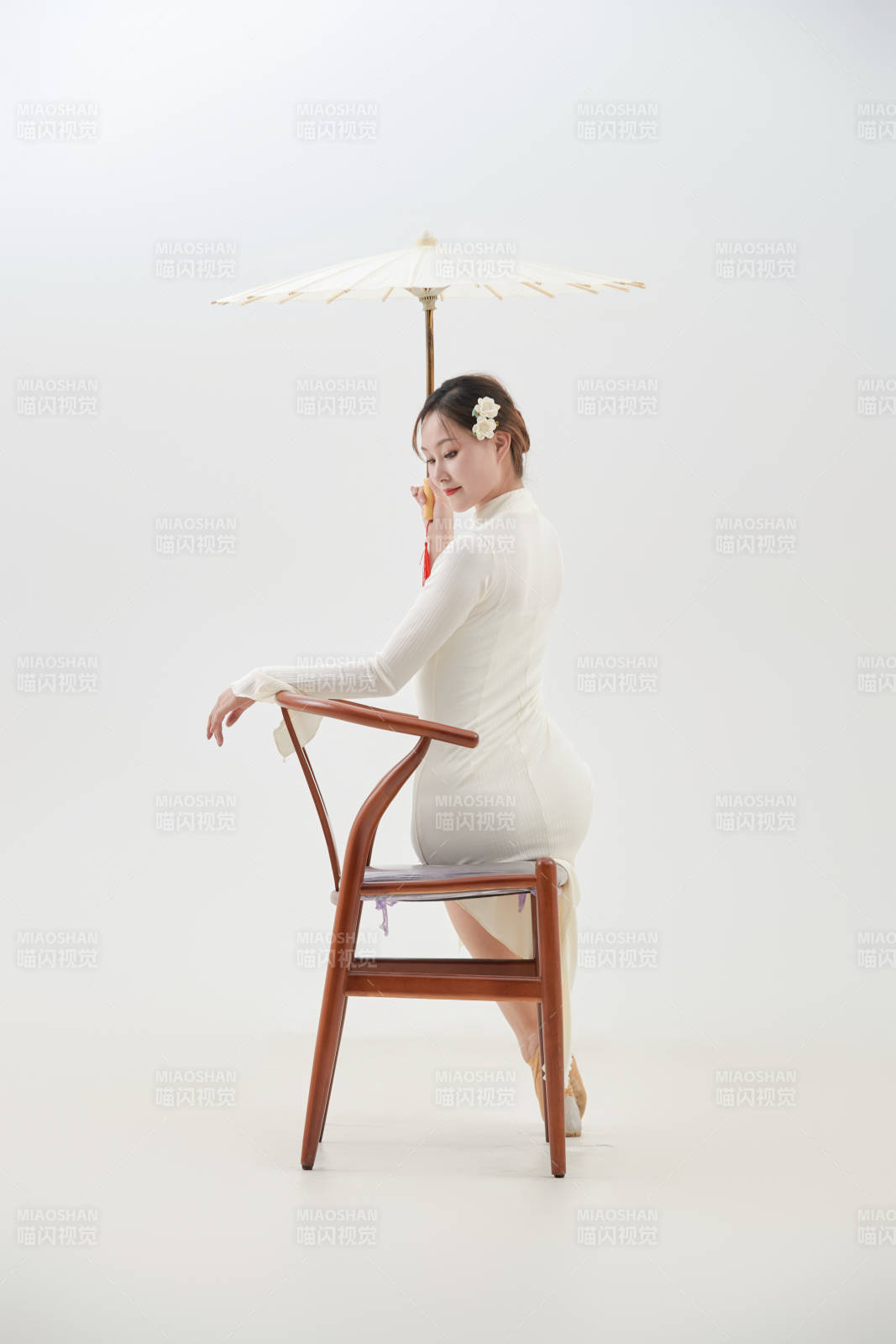 穿著白色旗袍頭戴絹花的跳古典舞的少女