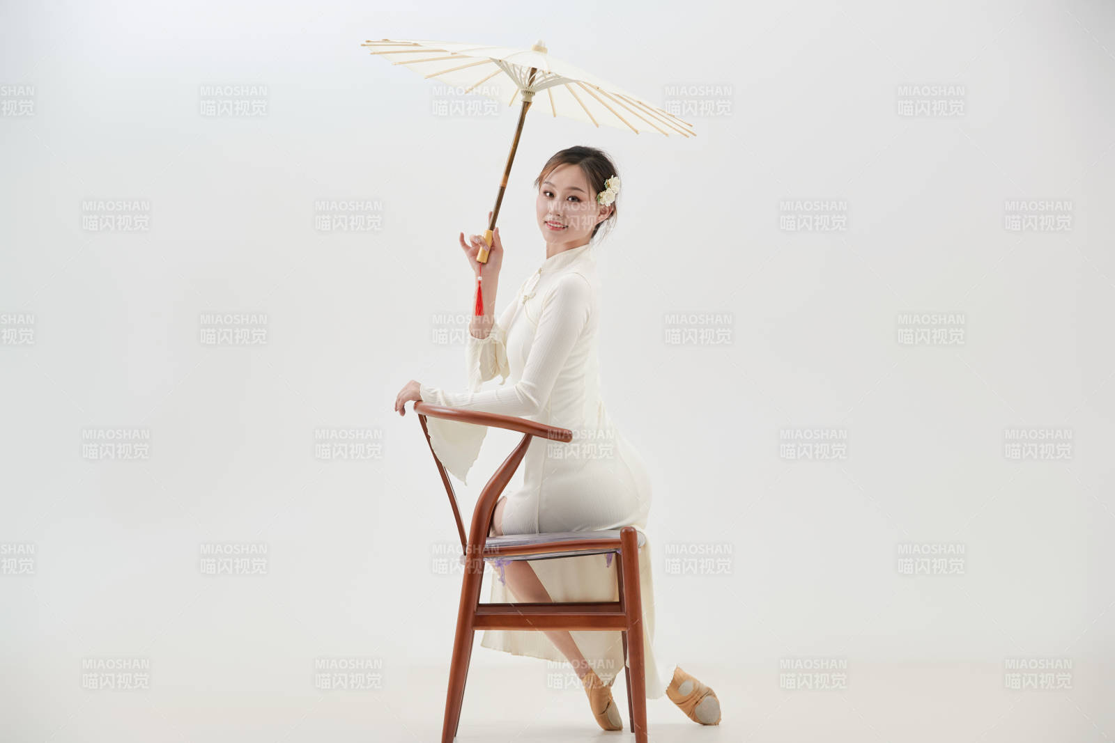 穿著白色旗袍頭戴絹花的跳古典舞的少女