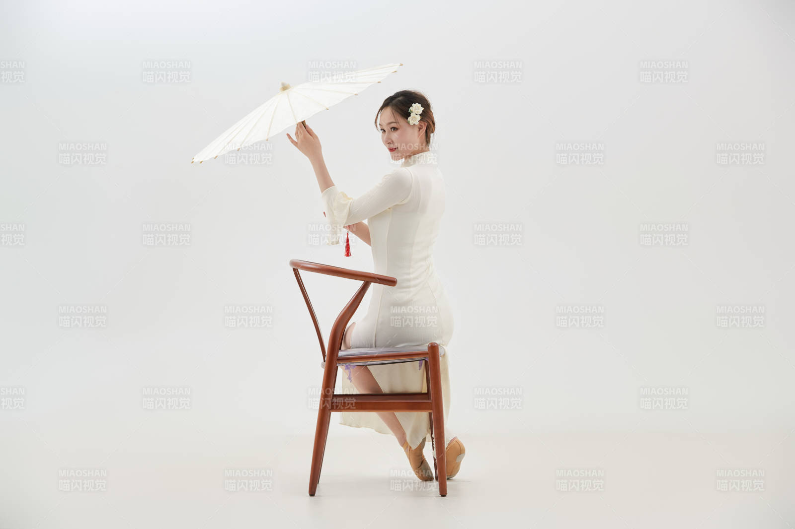 穿著白色旗袍頭戴絹花的跳古典舞的少女