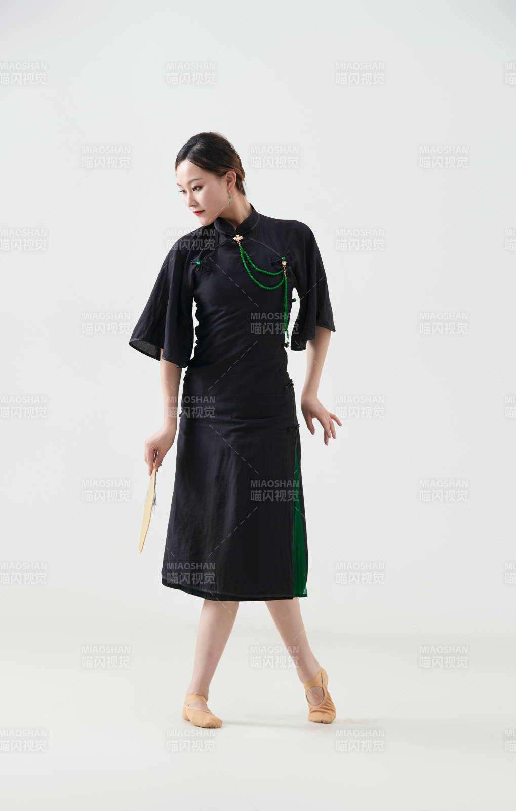 穿著中式旗袍翩翩舞蹈的亞洲少女舞者