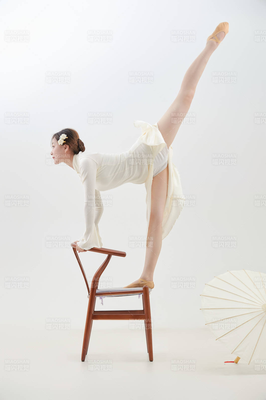 穿著白色旗袍頭戴絹花的跳古典舞的少女