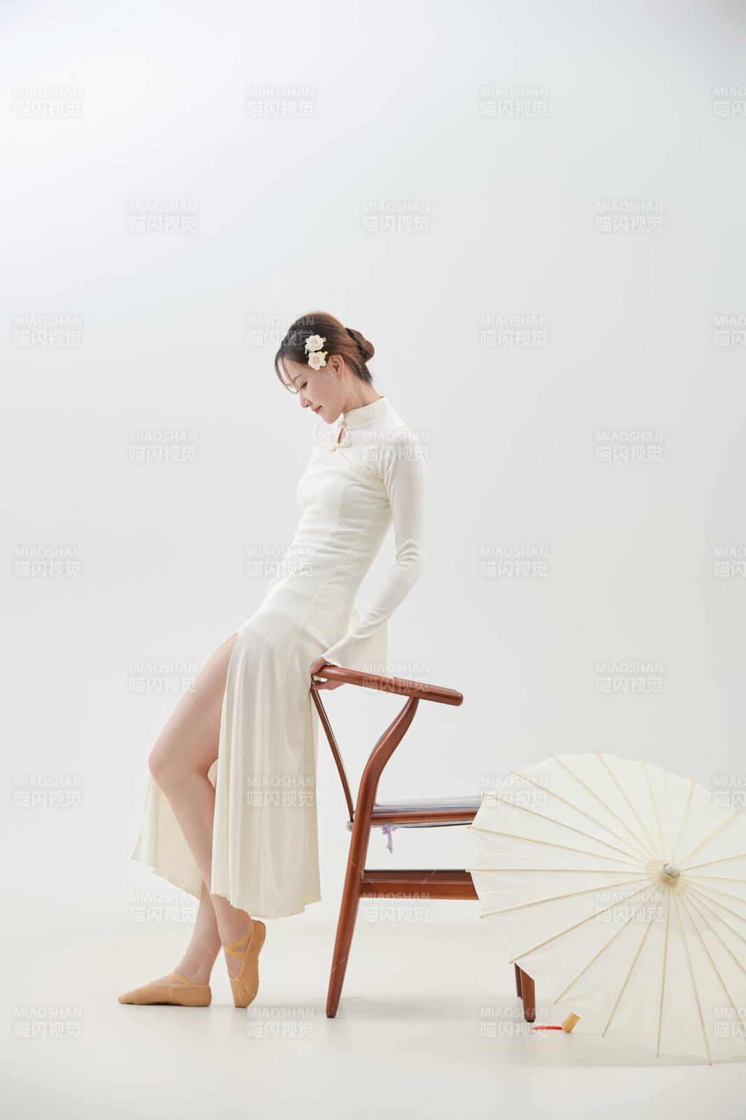 穿著白色旗袍頭戴絹花的跳古典舞的少女