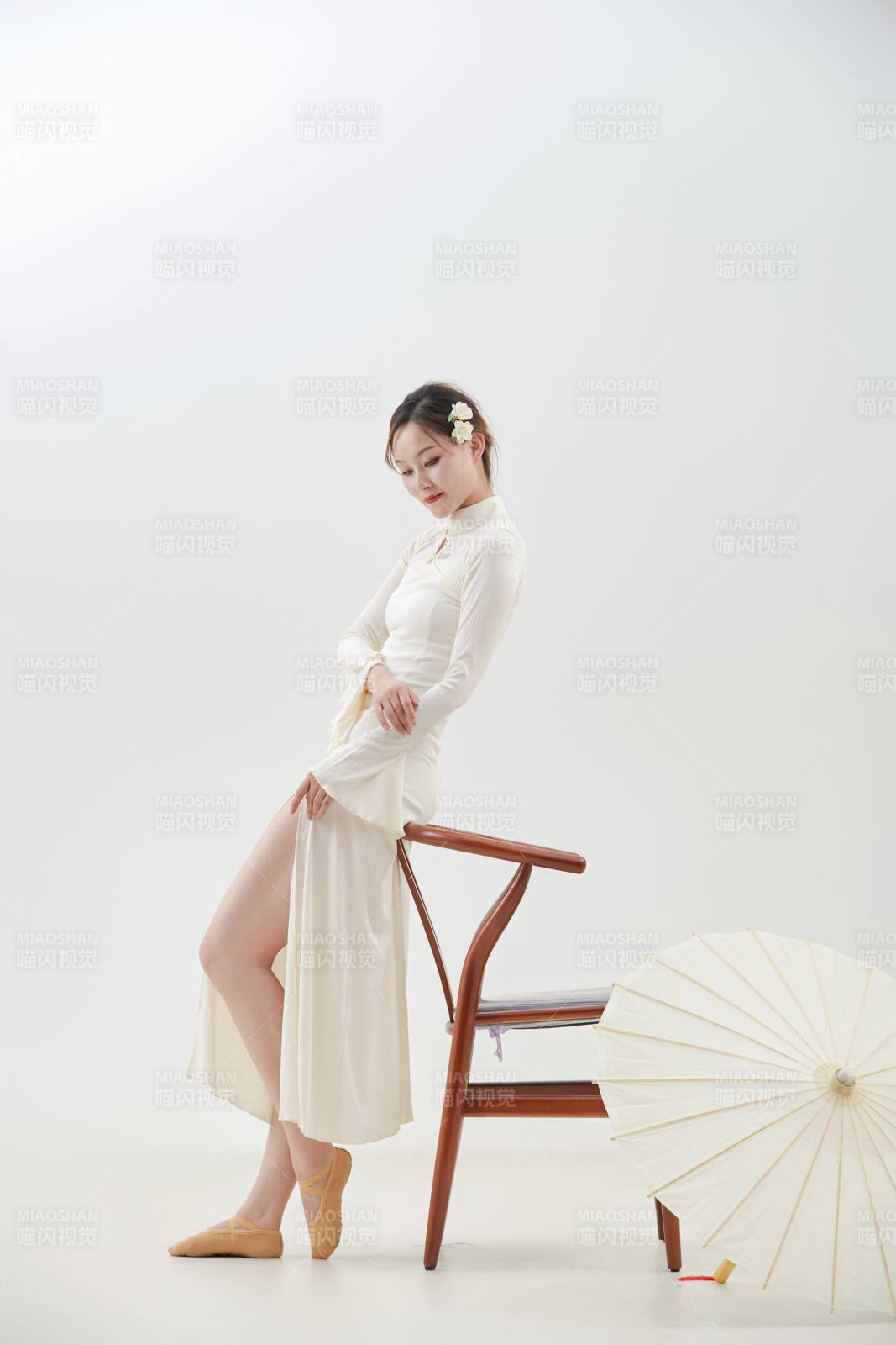 穿著白色旗袍頭戴絹花的跳古典舞的少女